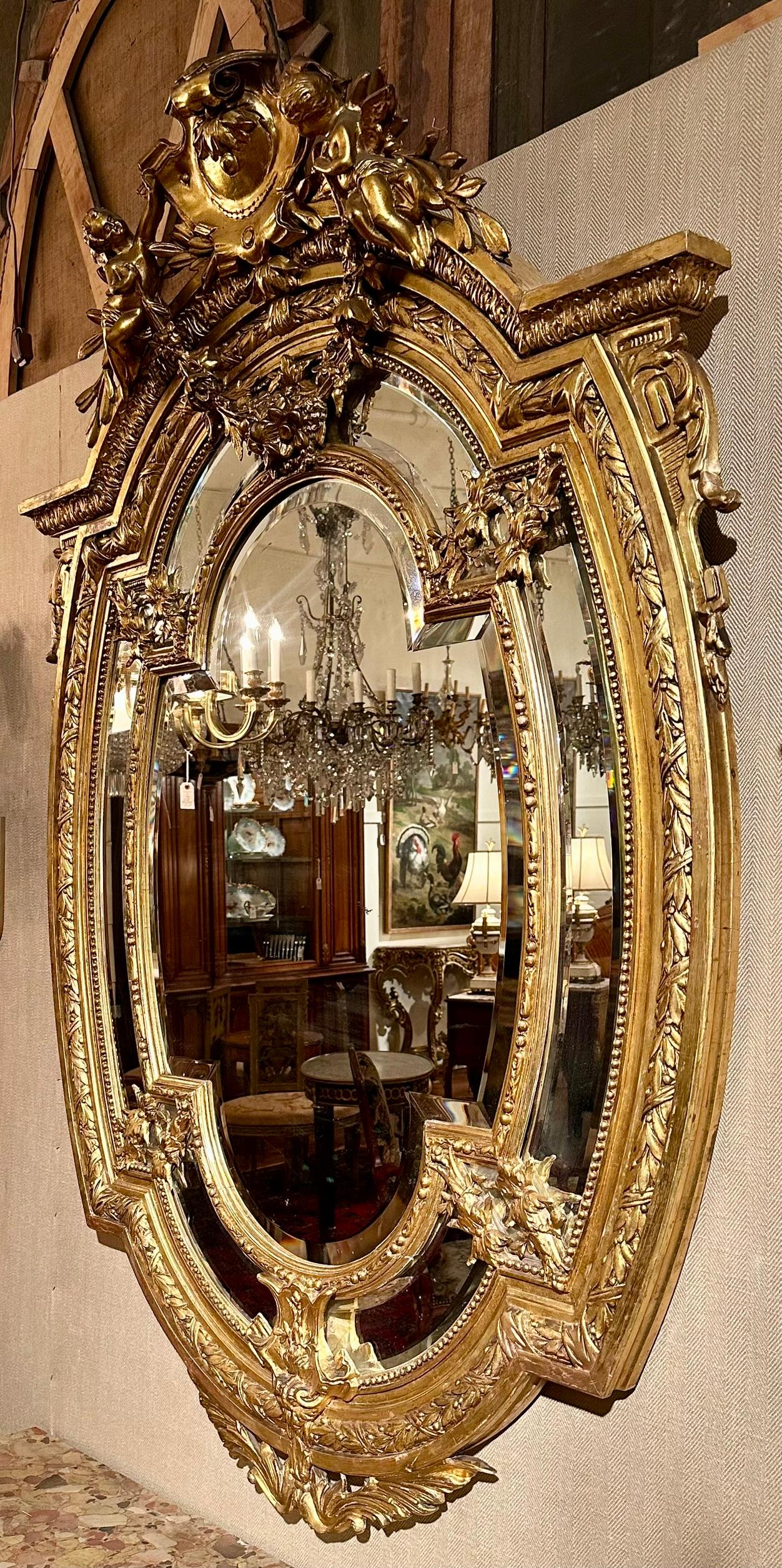 Magnifique miroir ancien à feuilles d'or sculptées et biseautées, Circa 1875-1895.