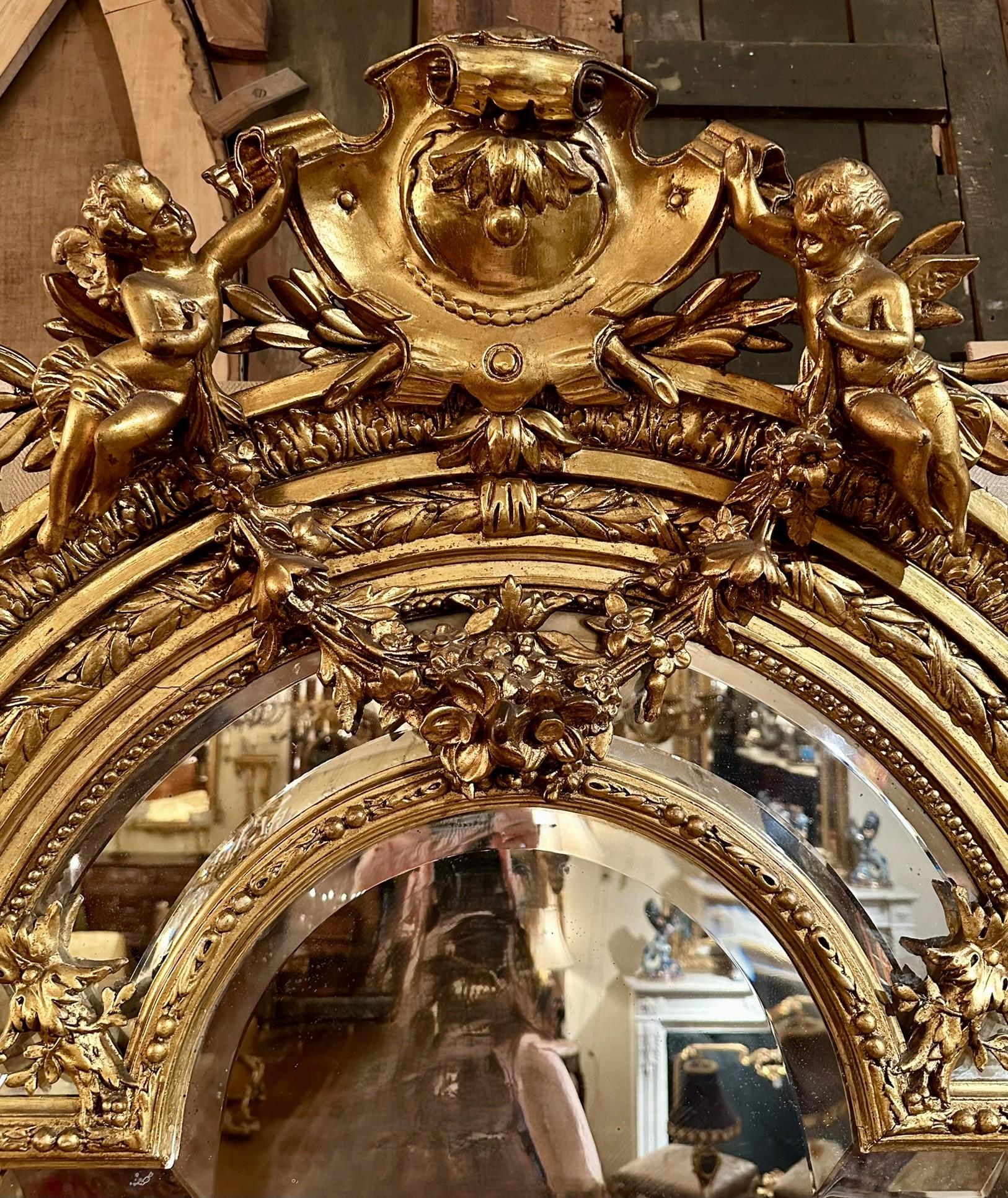 Français Antique miroir français sculpté en feuilles d'or avec perlage, vers 1875-1895. en vente