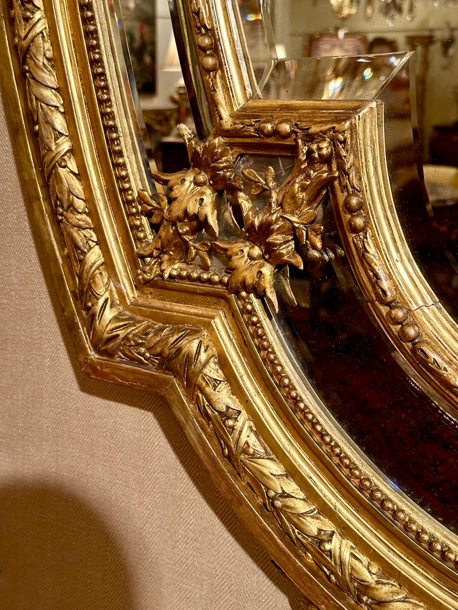 Biseauté Antique miroir français sculpté en feuilles d'or avec perlage, vers 1875-1895. en vente