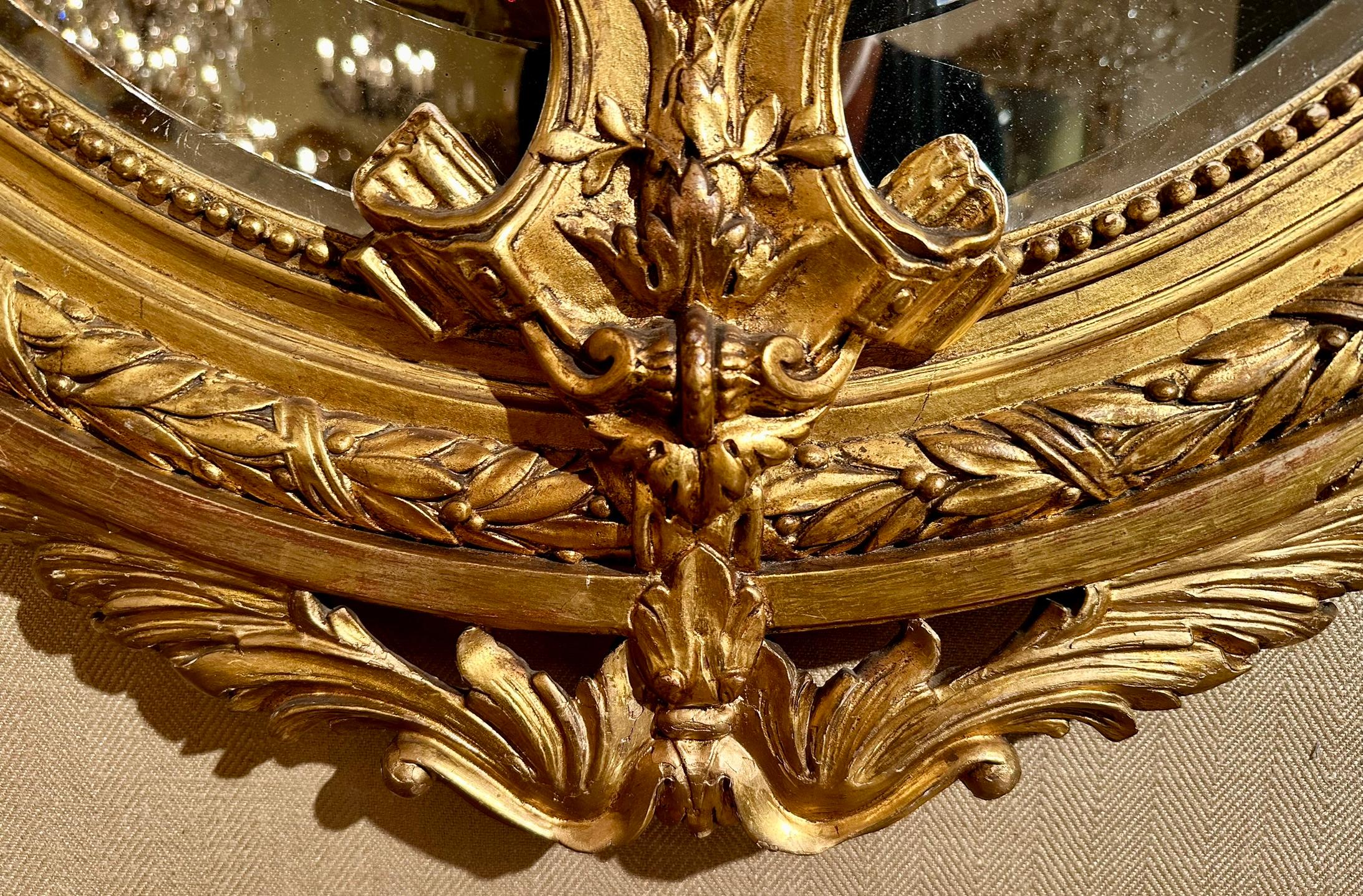 Antique miroir français sculpté en feuilles d'or avec perlage, vers 1875-1895. Bon état - En vente à New Orleans, LA