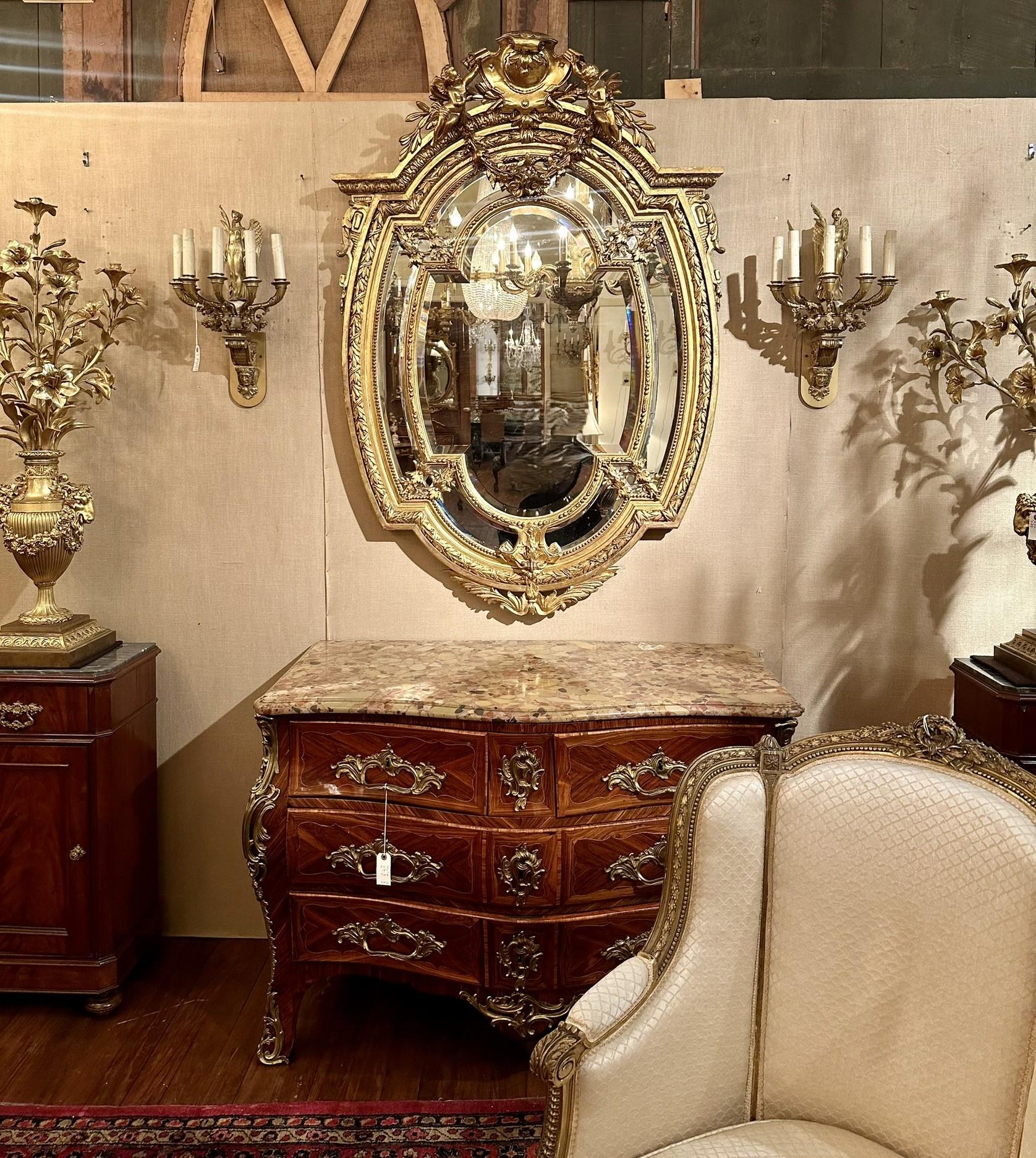 XIXe siècle Antique miroir français sculpté en feuilles d'or avec perlage, vers 1875-1895. en vente