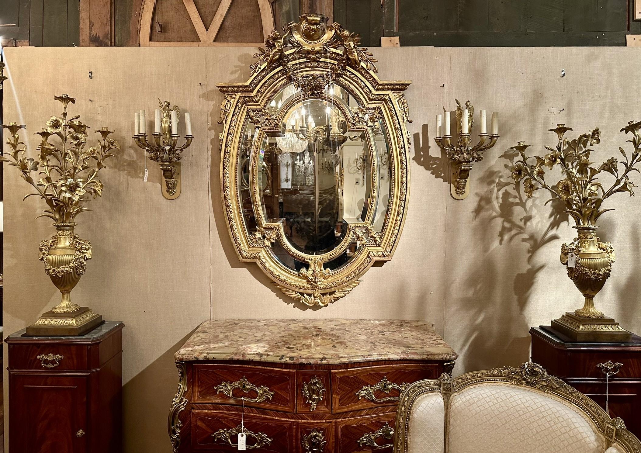 Miroir Antique miroir français sculpté en feuilles d'or avec perlage, vers 1875-1895. en vente