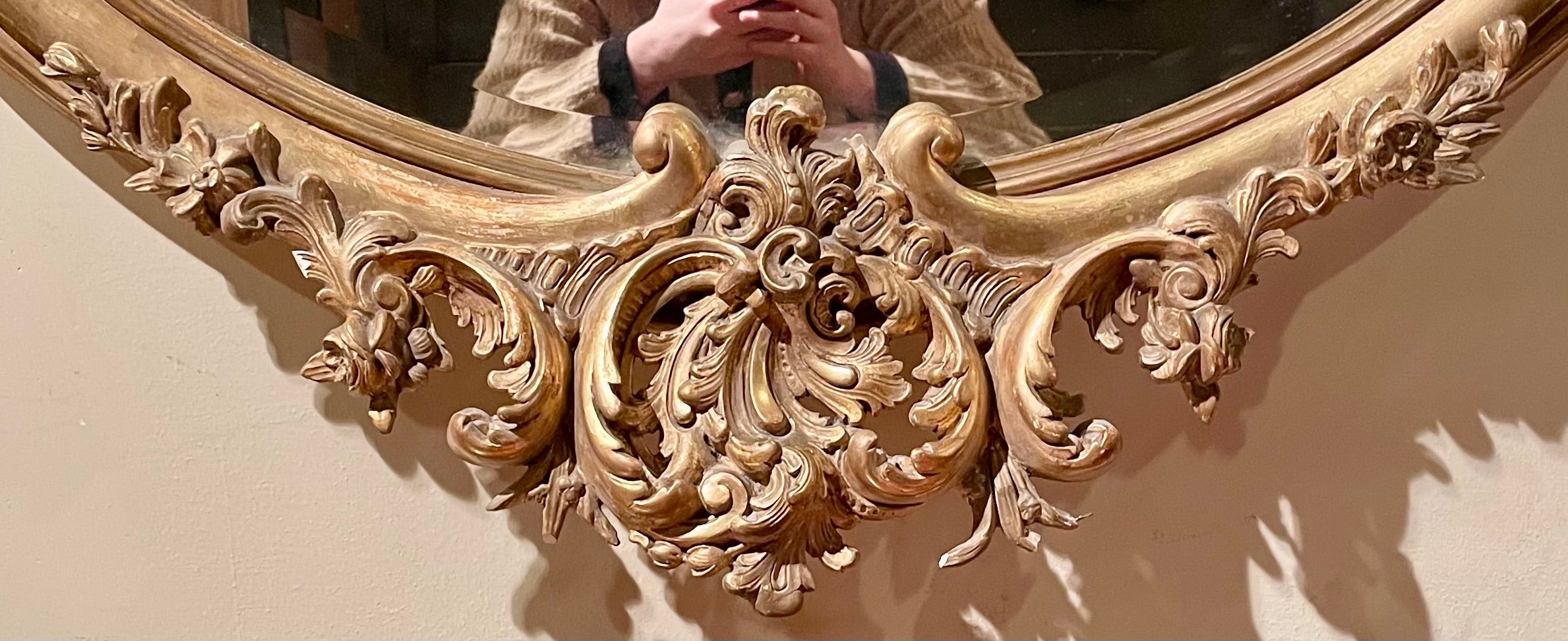 Français Ancien miroir ovale français sculpté en bois feuille d'or et biseauté, vers 1890. en vente