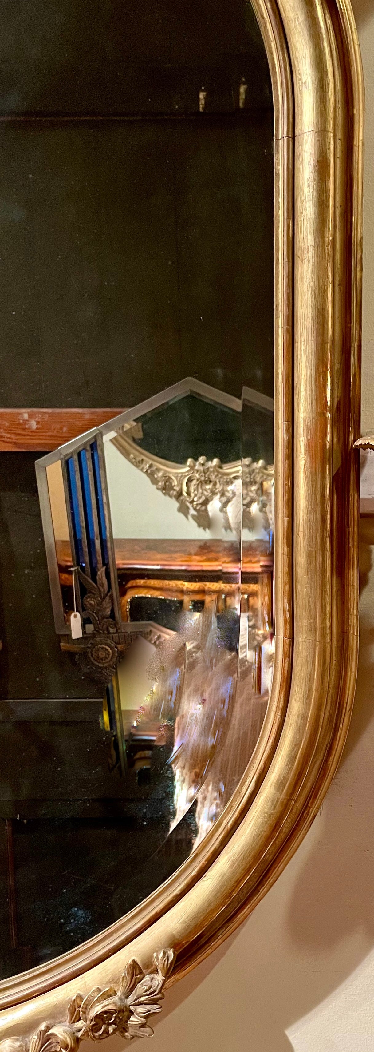 Biseauté Ancien miroir ovale français sculpté en bois feuille d'or et biseauté, vers 1890. en vente