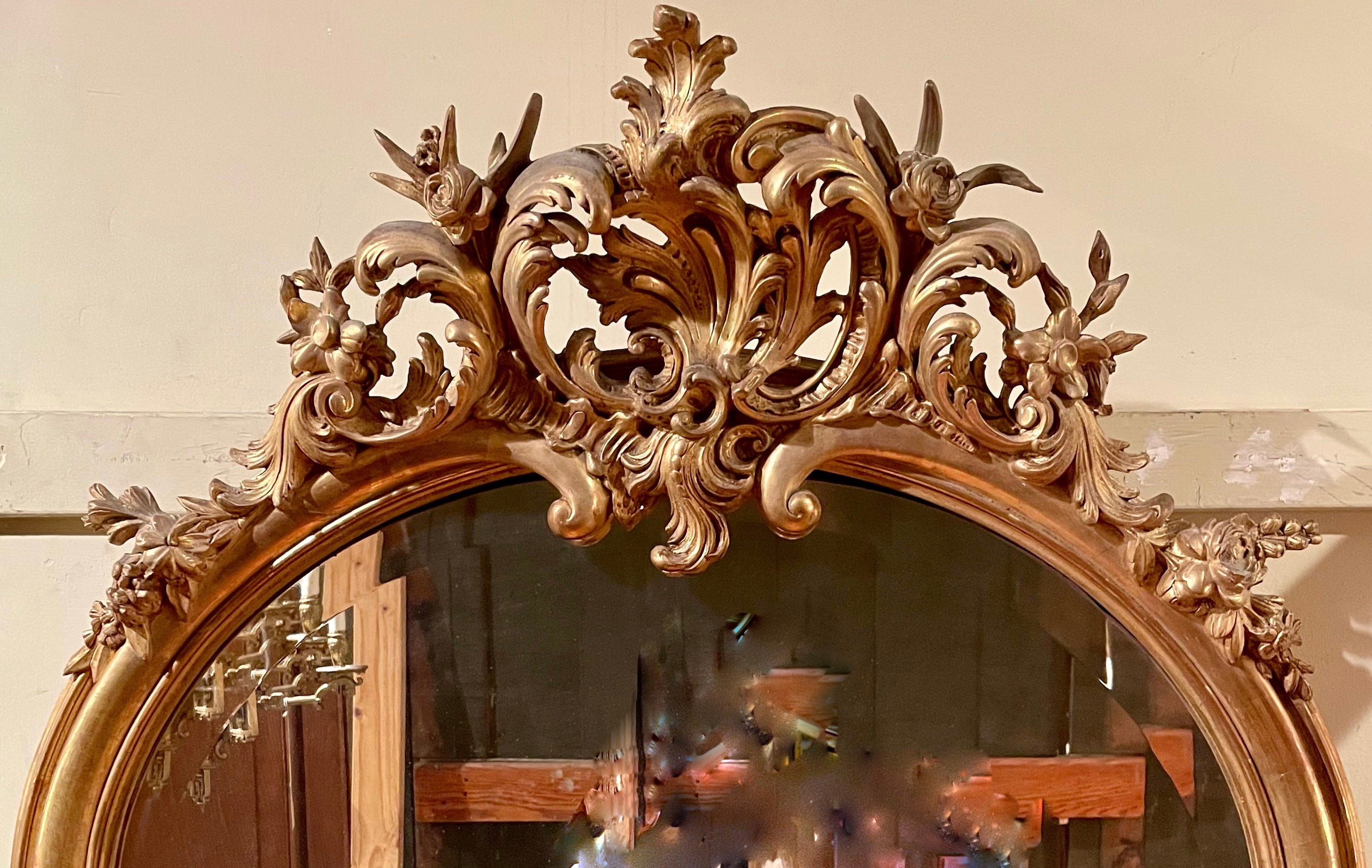 Ancien miroir ovale français sculpté en bois feuille d'or et biseauté, vers 1890. Bon état - En vente à New Orleans, LA