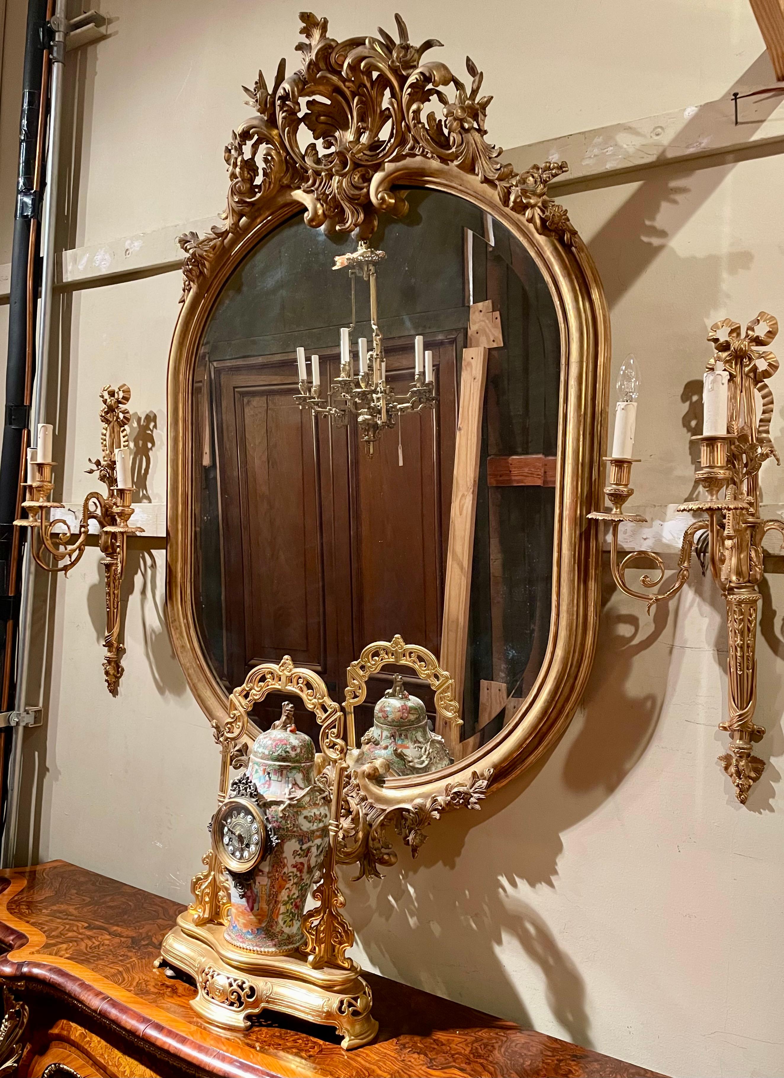 XIXe siècle Ancien miroir ovale français sculpté en bois feuille d'or et biseauté, vers 1890. en vente
