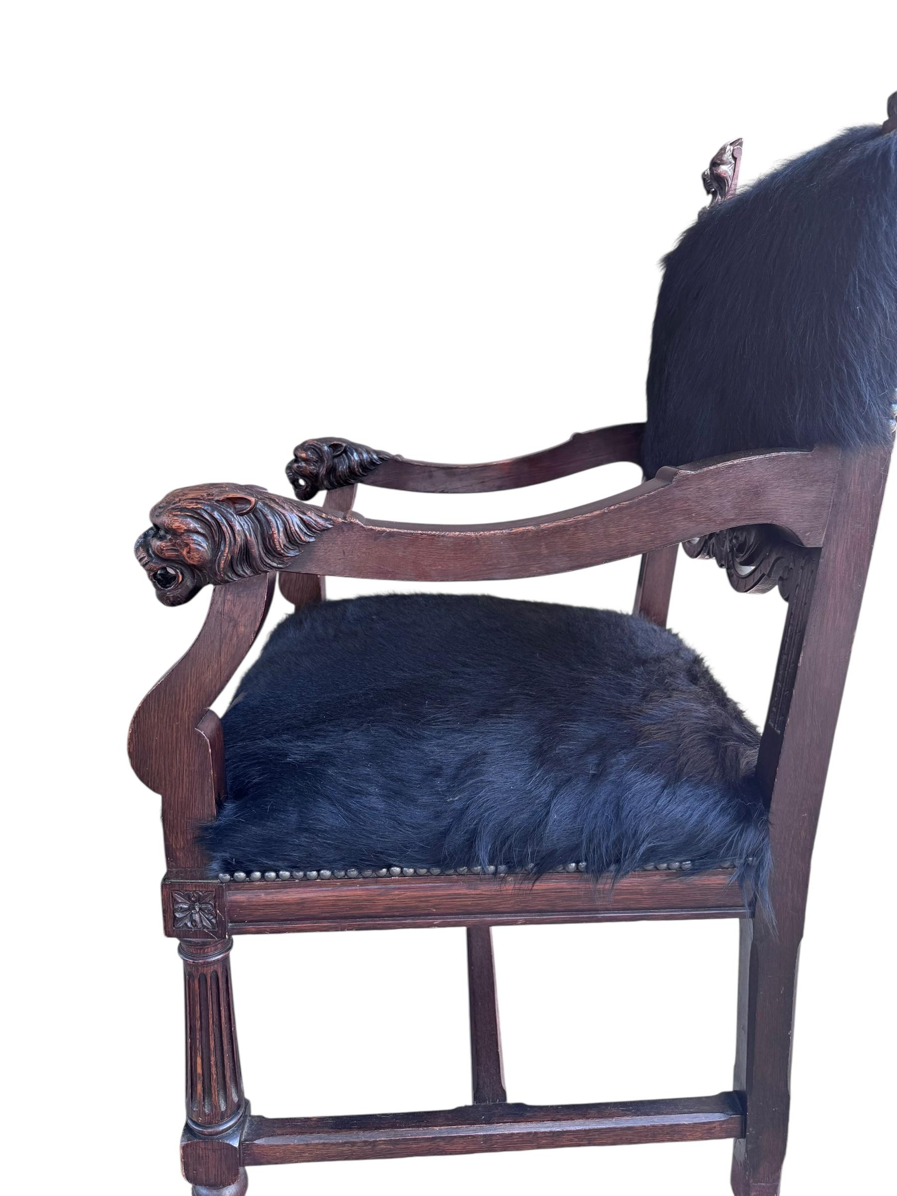 Antique French Carved Hall Chair con braccioli a testa di leone in vendita 4