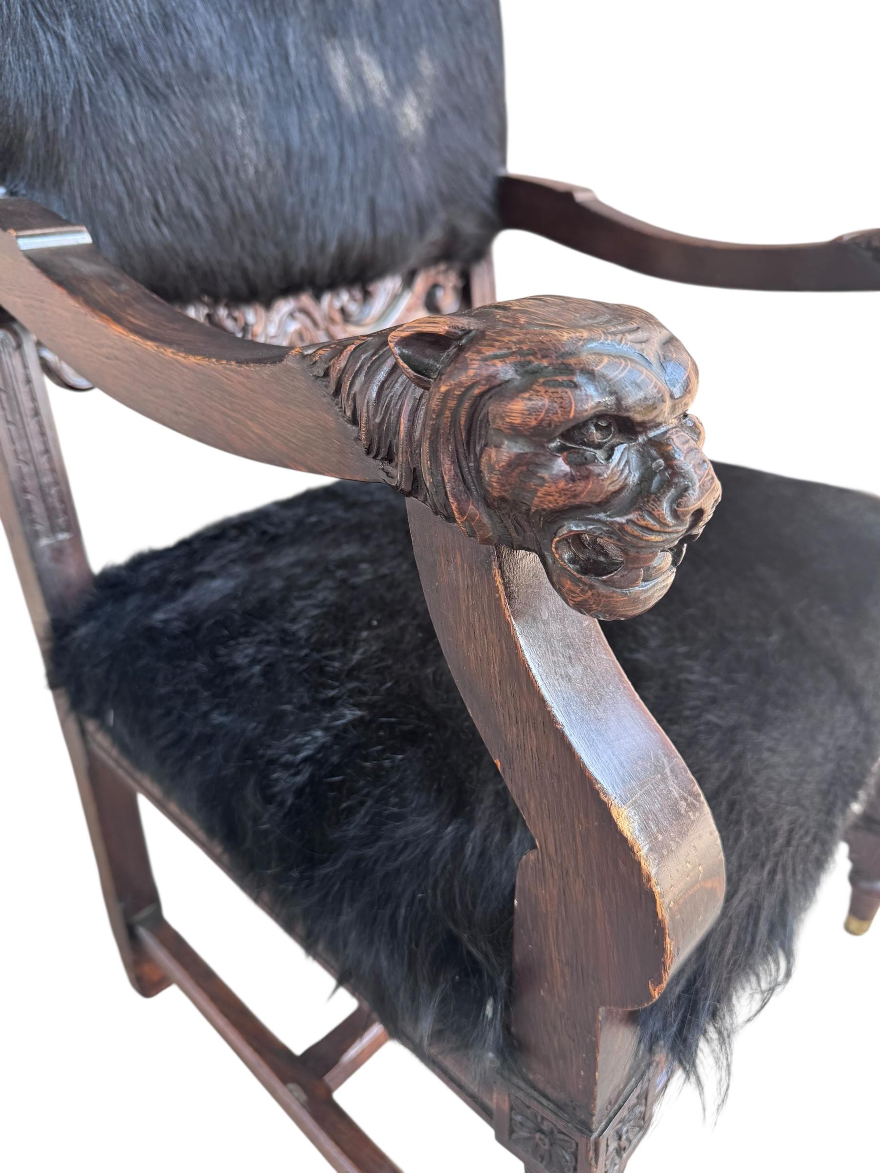 Stile provenzale Antique French Carved Hall Chair con braccioli a testa di leone in vendita
