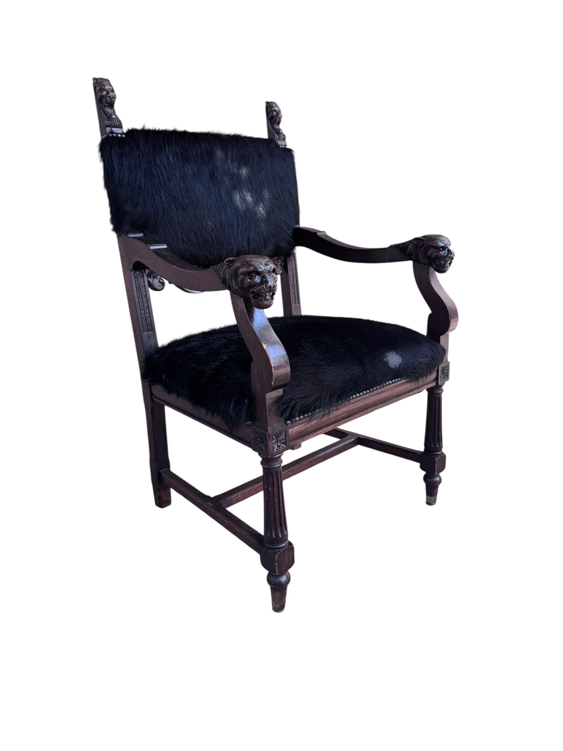 Francese Antique French Carved Hall Chair con braccioli a testa di leone in vendita