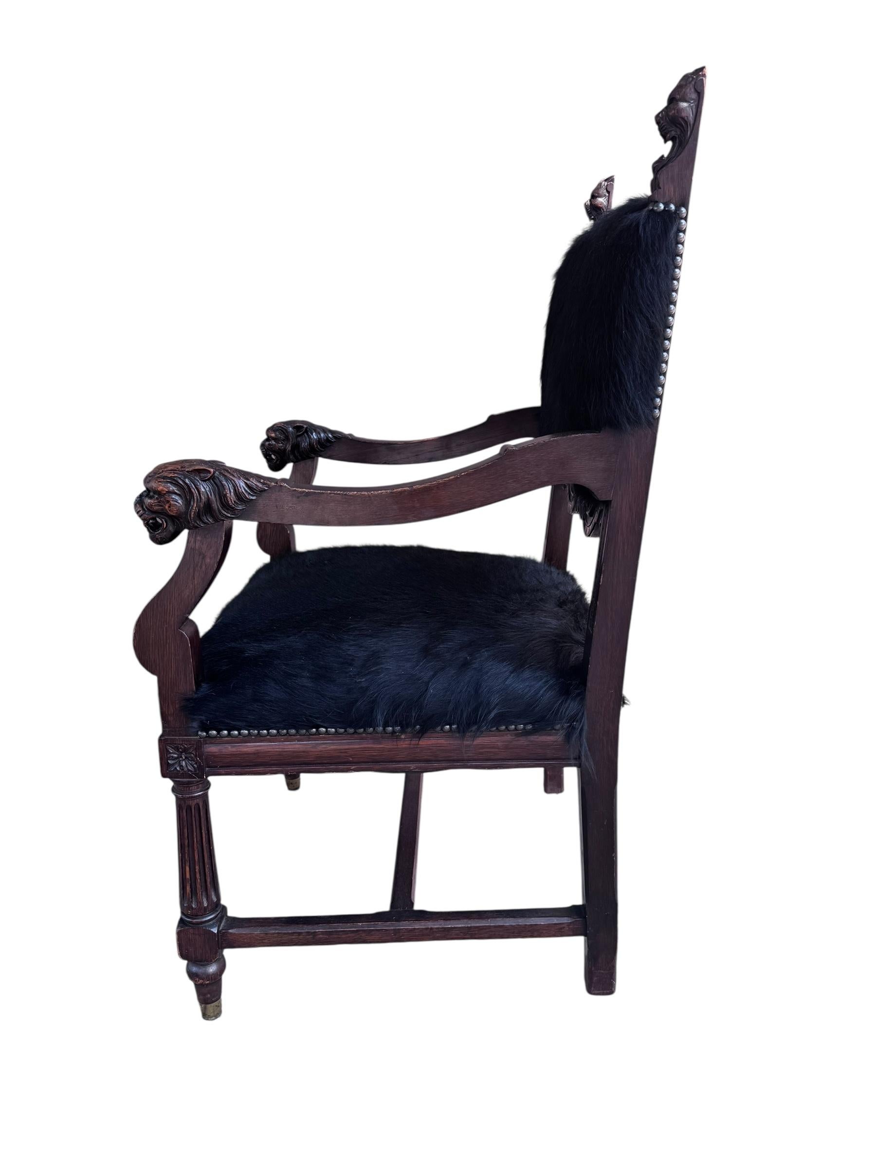 Antique French Carved Hall Chair con braccioli a testa di leone In condizioni buone in vendita a Chicago, IL