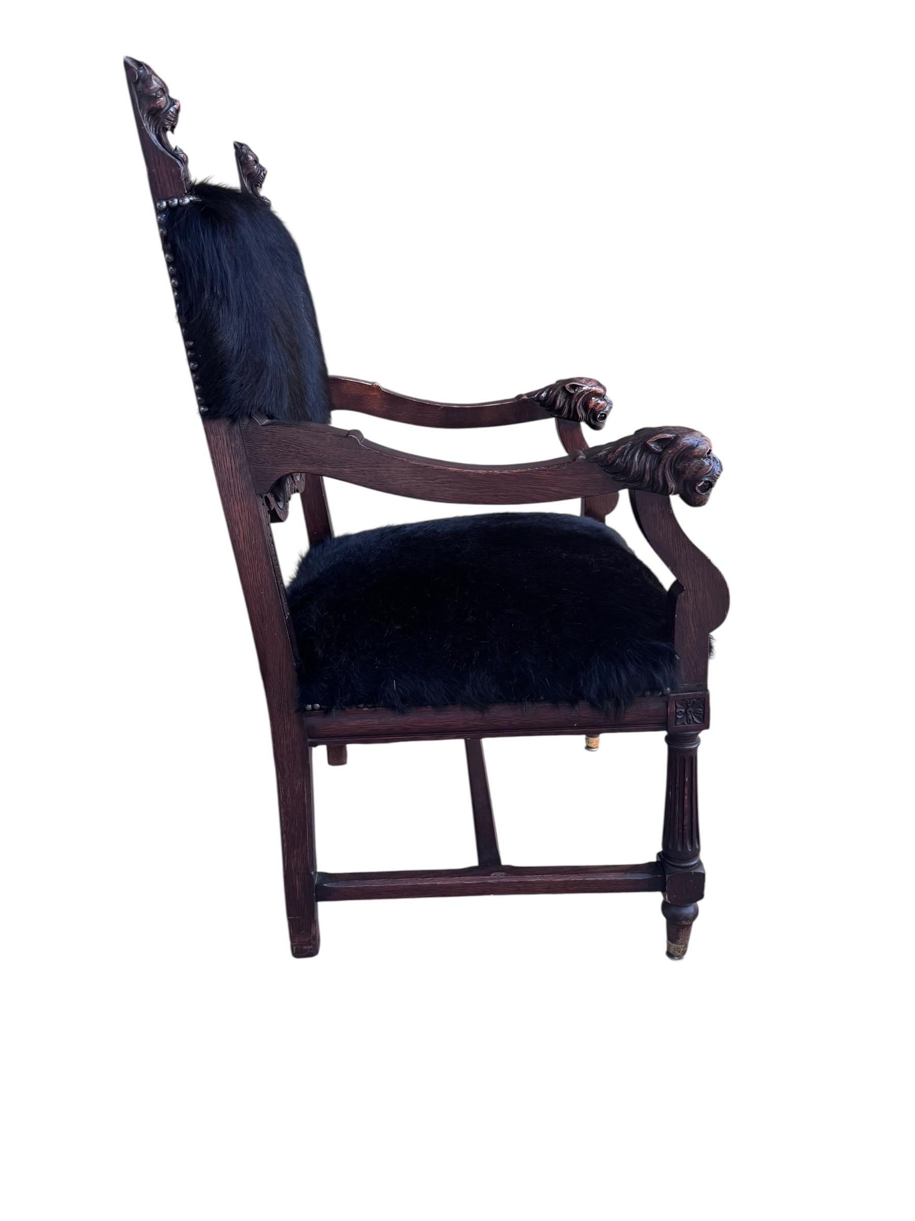 XIX secolo Antique French Carved Hall Chair con braccioli a testa di leone in vendita