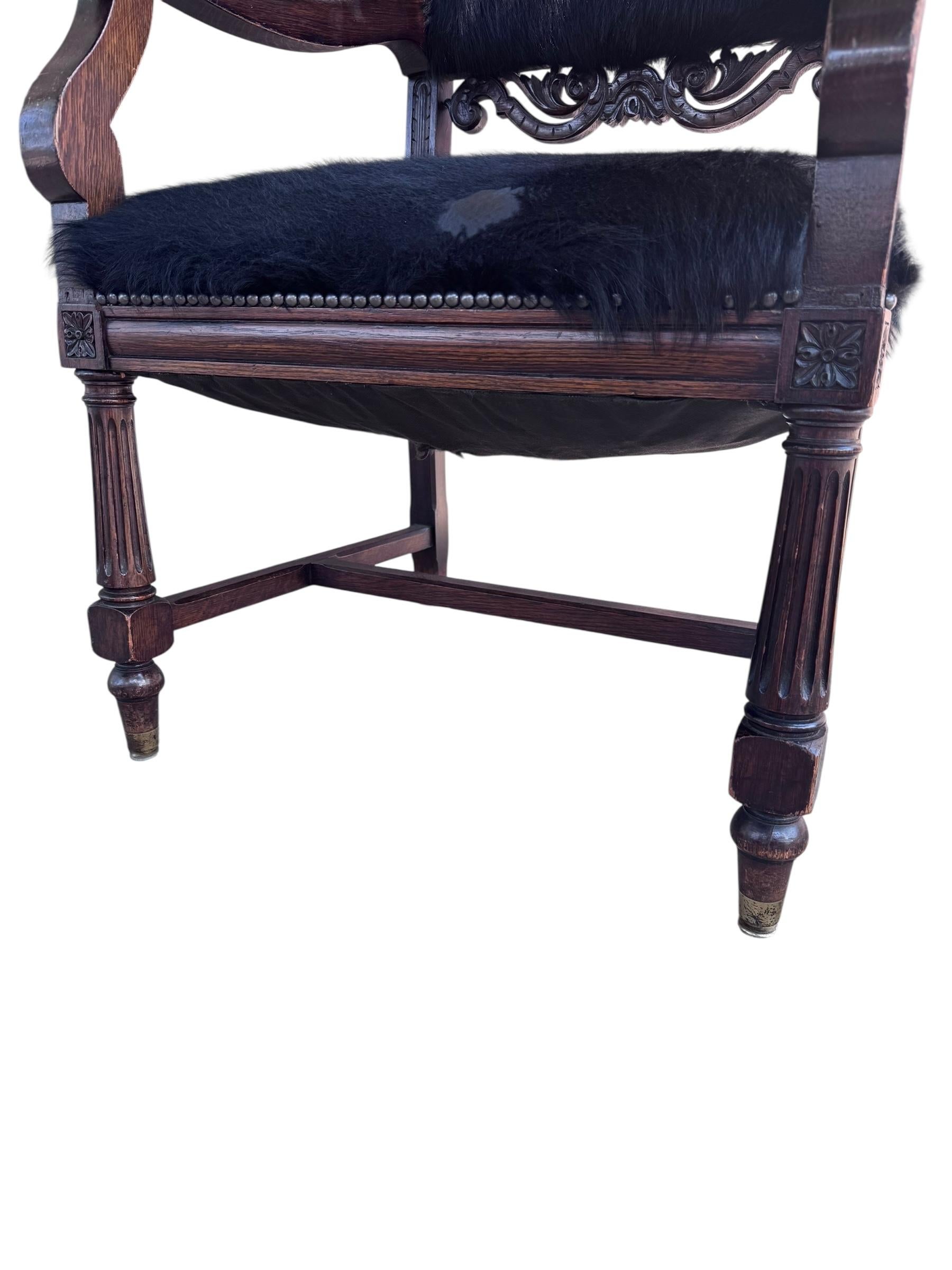 Antique French Carved Hall Chair con braccioli a testa di leone in vendita 2