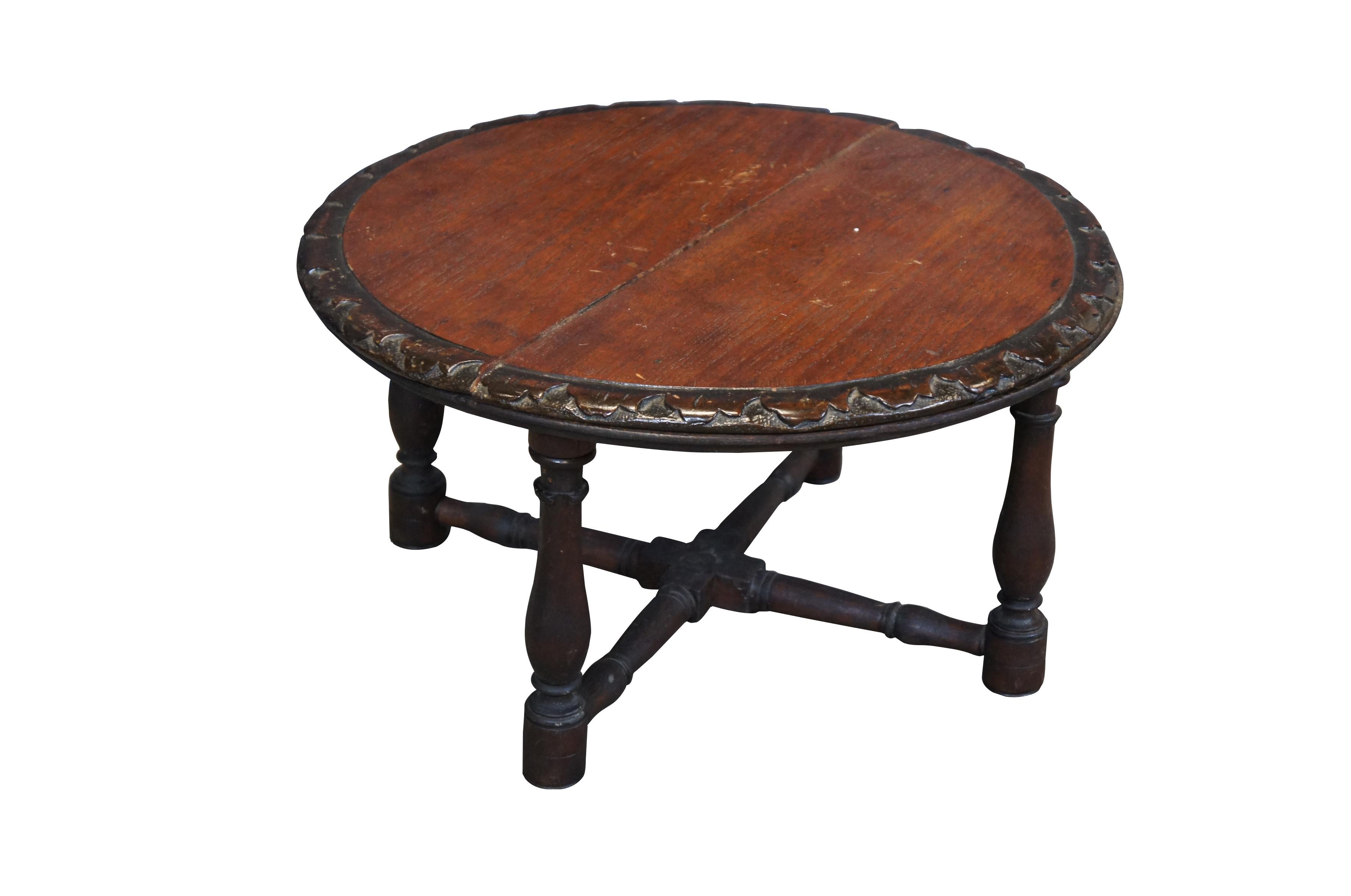 Antique French rustic / farmhouse mahogany plant stand / pedestal / trébede / mesa baja - forma redonda con borde tallado de hojas, cuatro patas torneadas y camilla en forma de X. 

Dimensiones:
17