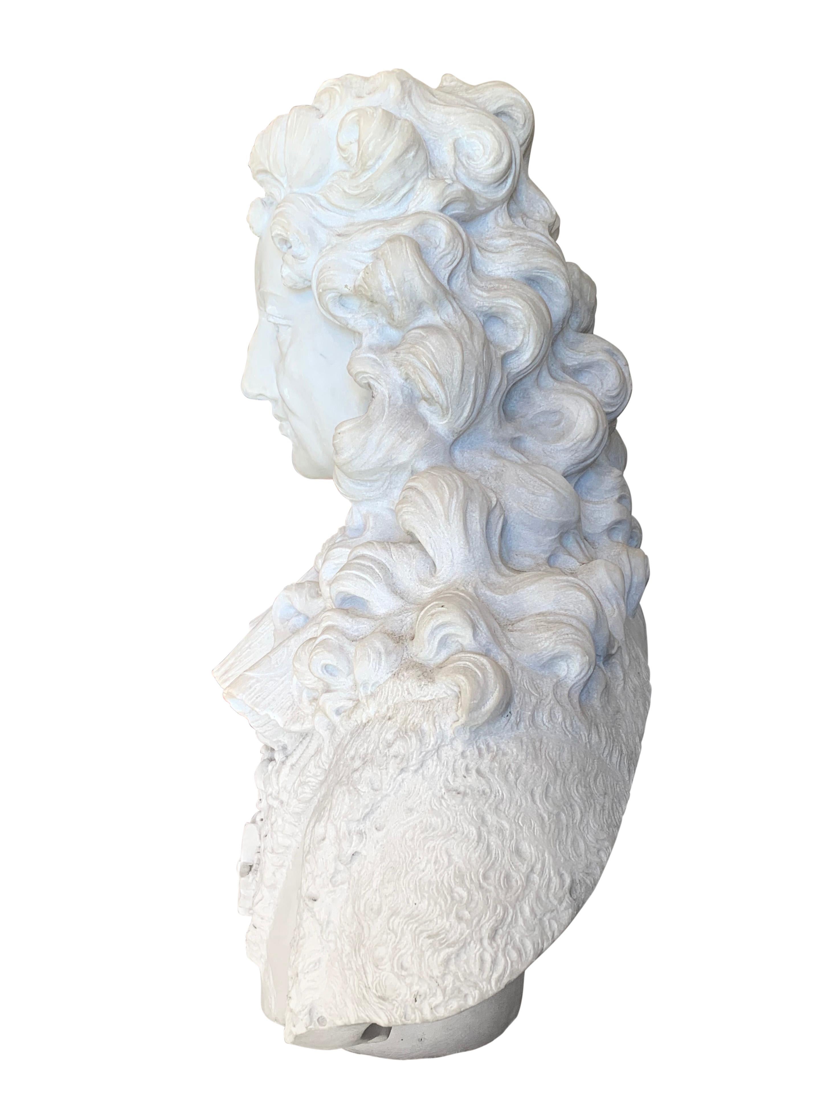 Französische antike geschnitzte Büste des „Sonnenkönigs“ aus weißem Marmor aus der Zeit Ludwigs XIV., um 1890 (Geschnitzt) im Angebot