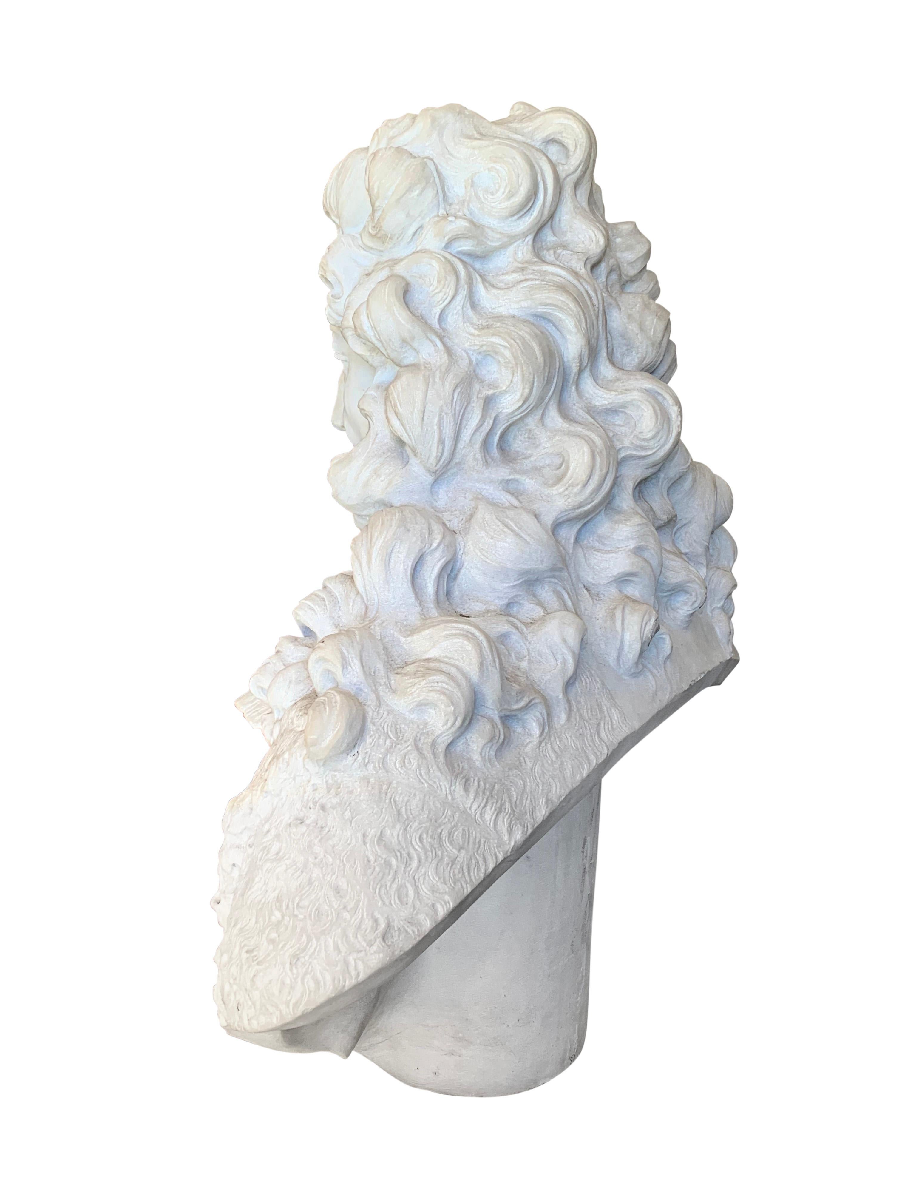 Französische antike geschnitzte Büste des „Sonnenkönigs“ aus weißem Marmor aus der Zeit Ludwigs XIV., um 1890 im Zustand „Hervorragend“ im Angebot in Los Angeles, CA