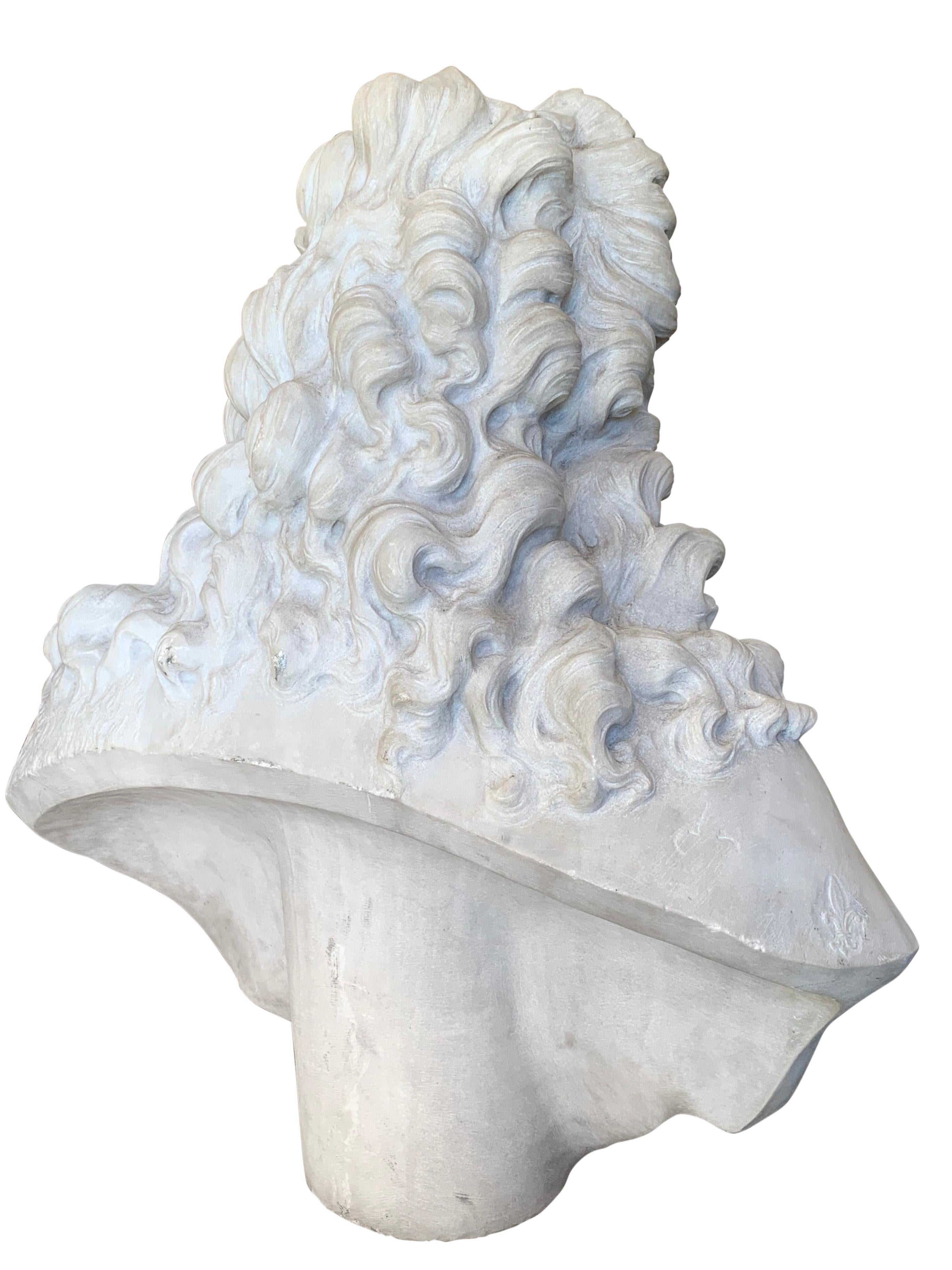 Französische antike geschnitzte Büste des „Sonnenkönigs“ aus weißem Marmor aus der Zeit Ludwigs XIV., um 1890 im Angebot 1