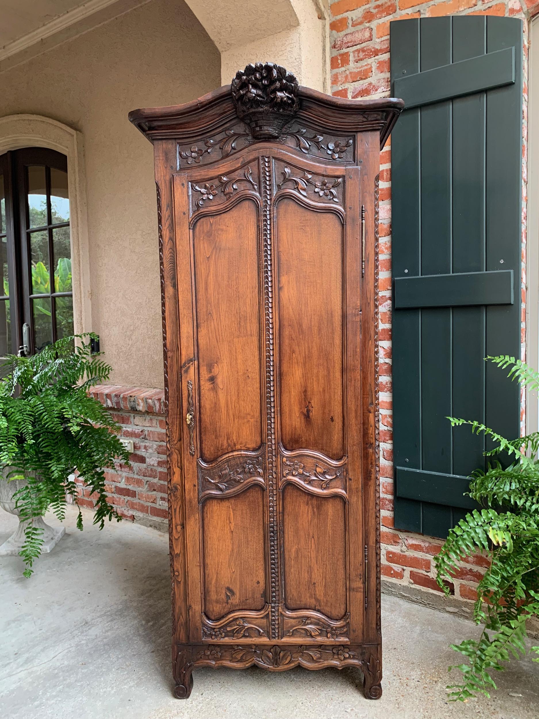 Antique French carved oak armoire bonnetiere linen cabinet Louis XV style 19th c

~Direct from France~
~Beautiful 19th century French carved armoire or “bonnetiere” cabinet, with gorgeous hand carvings throughout.~
~Quintessential French Louis