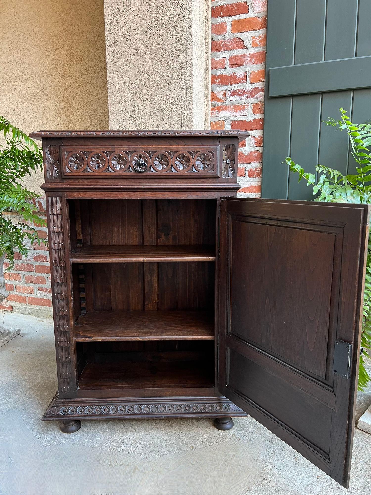 Antique French Carved Oak Cabinet Breton Brittany Cocktail Sideboard Server en venta 2