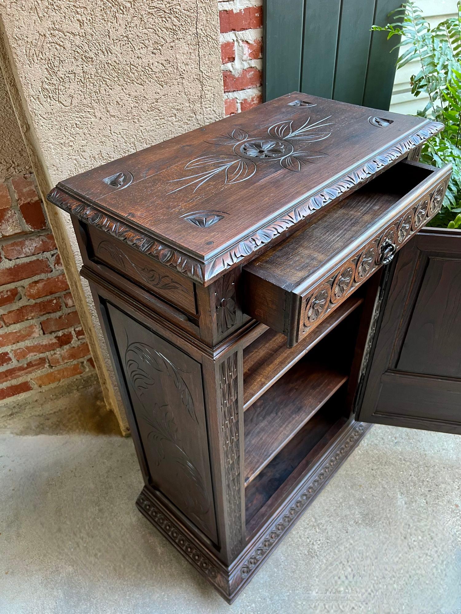 Antique French Carved Oak Cabinet Breton Brittany Cocktail Sideboard Server en venta 11