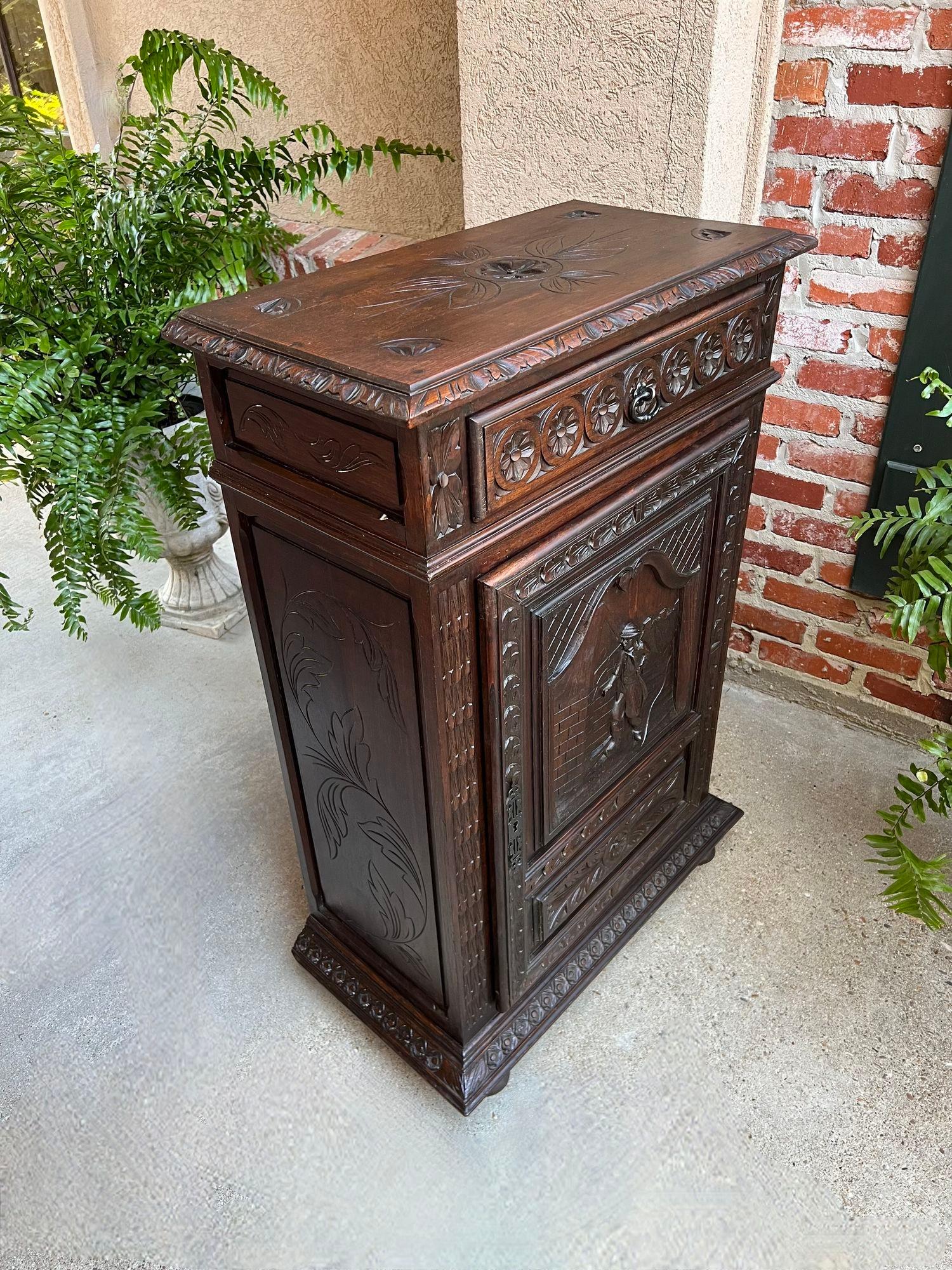 Antique French Carved Oak Cabinet Breton Brittany Cocktail Sideboard Server Tallado a mano en venta