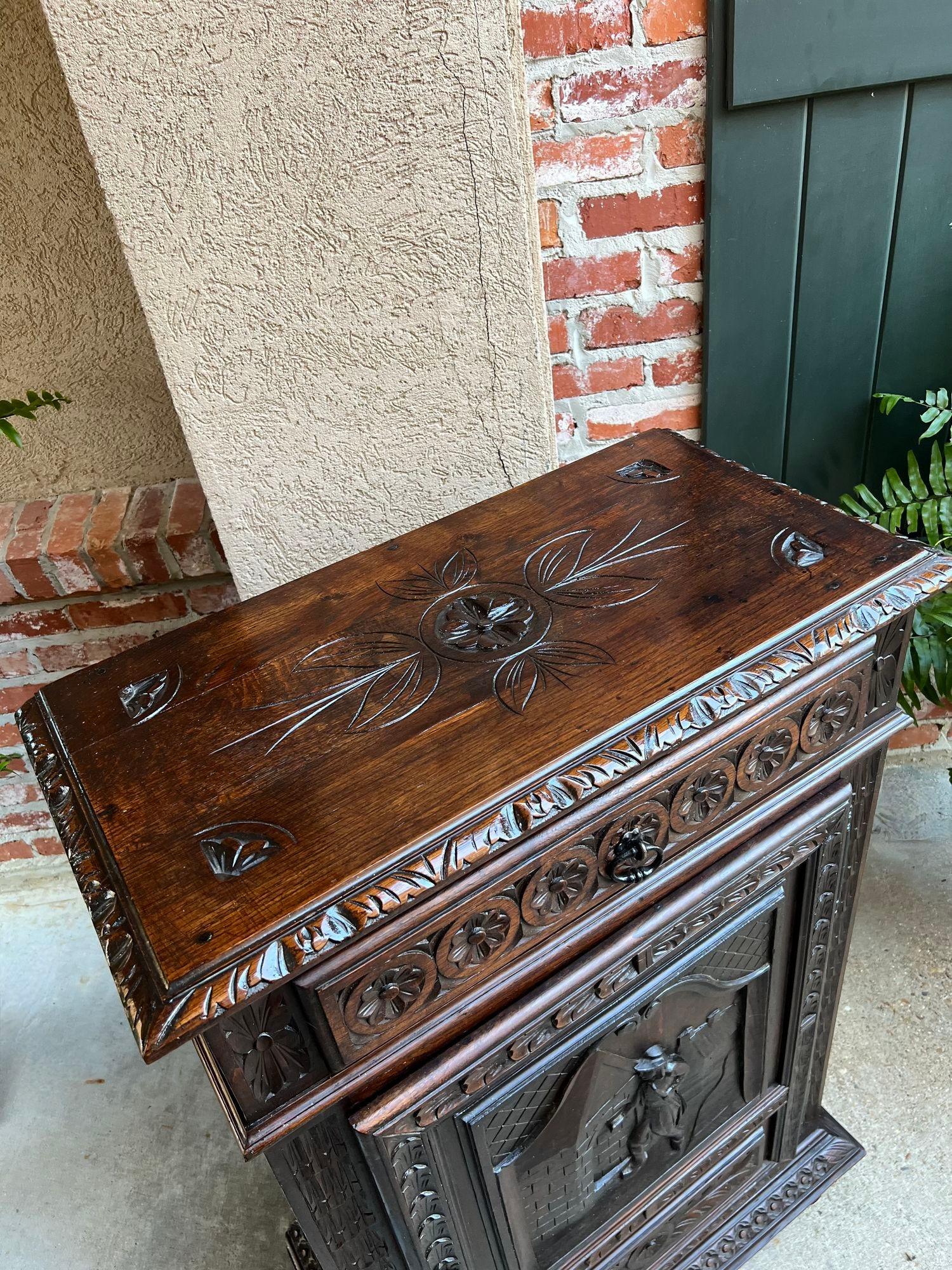 Antique French Carved Oak Cabinet Breton Brittany Cocktail Sideboard Server en Bueno estado para la venta en Shreveport, LA