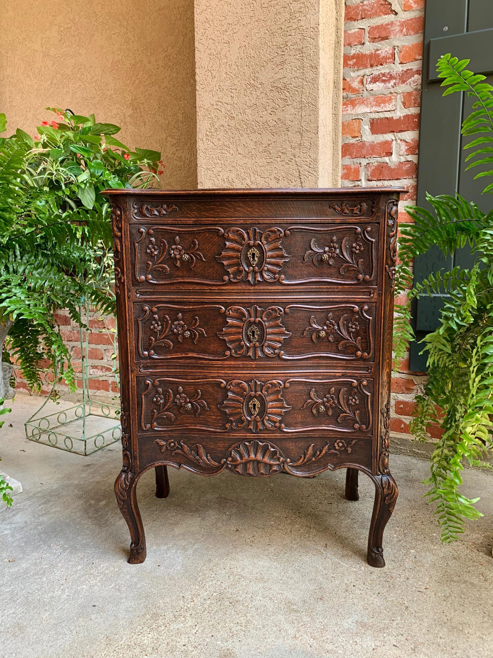 Antique French carved oak commode chest of drawers table Louis XV style nightstand

~Direct from France~
~Lovely antique French chest with a great combination of size, style and construction!~
~Serpentine front and cabriole legs create a