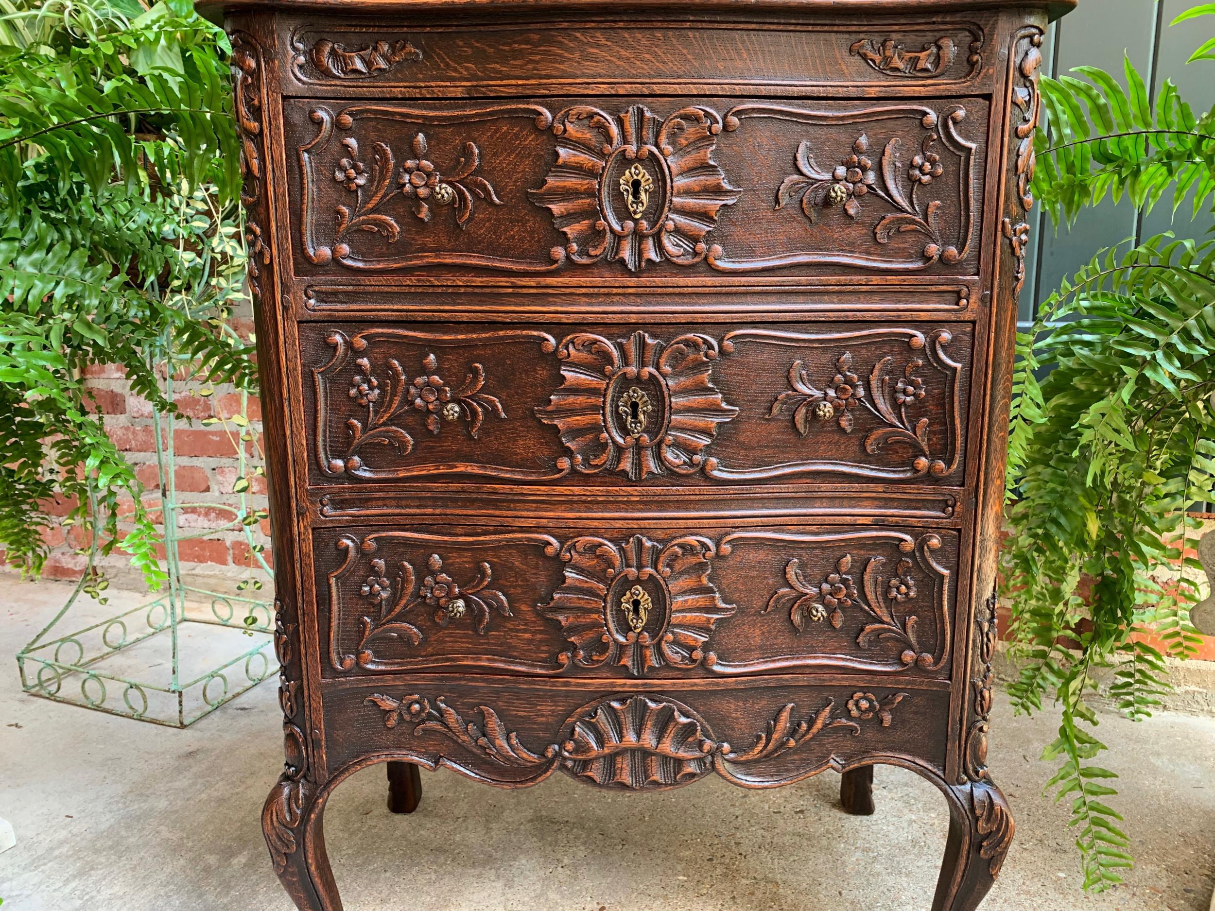 Antique French Carved Oak Commode Chest of Drawers Table Louis XV Nightstand In Fair Condition In Shreveport, LA