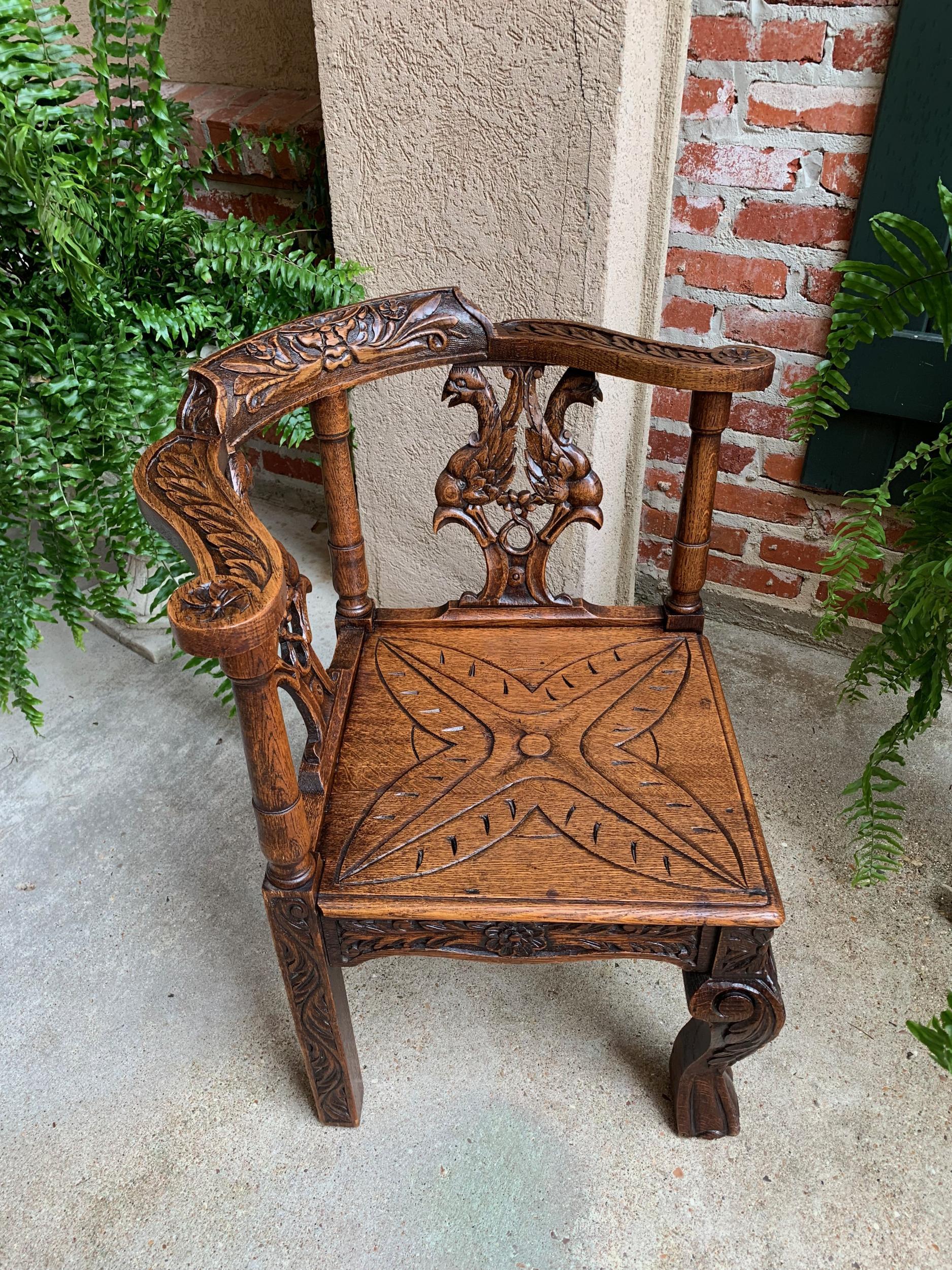 Antique French Carved Oak Corner Arm Chair Renaissance Louis XIV style In Good Condition For Sale In Shreveport, LA
