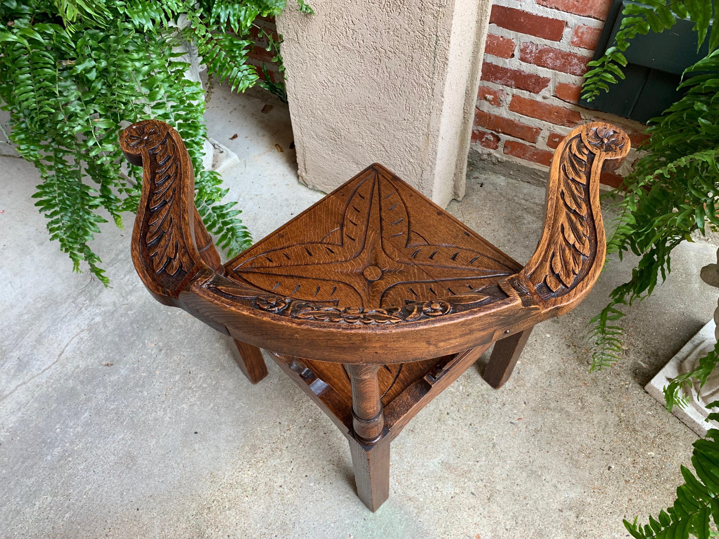 Antique French Carved Oak Corner Arm Chair Renaissance Louis XIV style For Sale 4