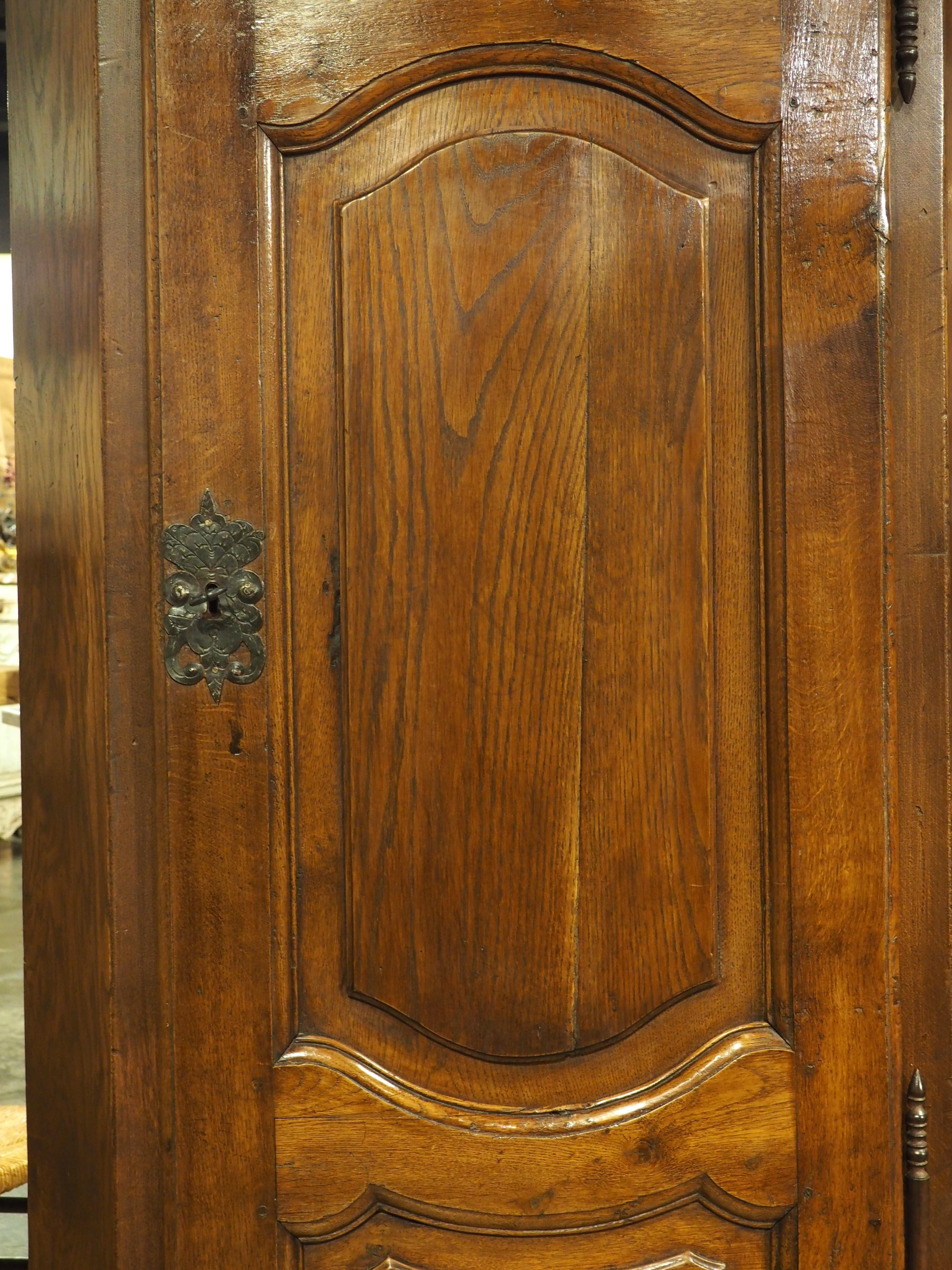 Métal Ancienne armoire d'angle française en chêne sculpté, vers 1885 en vente