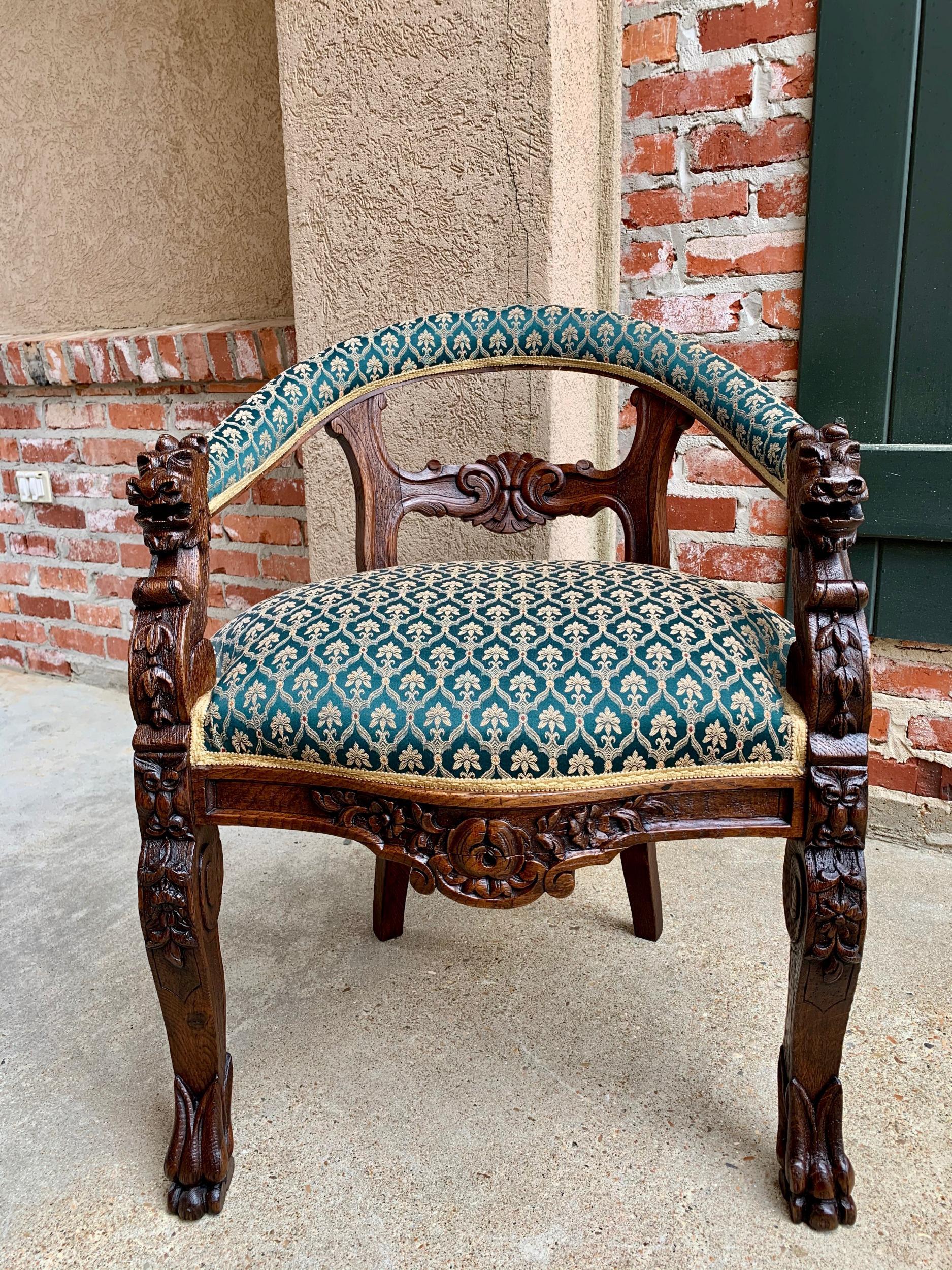 Antique French carved oak desk hall accent arm chair Renaissance, 19th century.

~Direct from France~
~Highly carved antique French accent chair~
~Renaissance style figural carved arms above shaped and carved supports. Carved floral bouquet on
