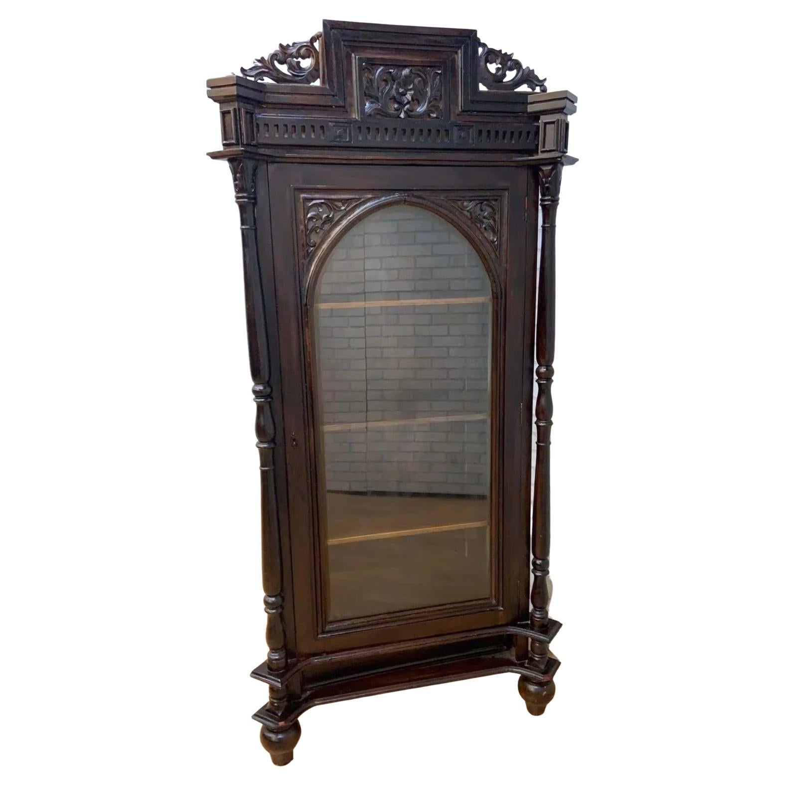 Ancienne vitrine en chêne français sculpté avec façade en verre