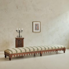 Piedistallo Antique French in rovere intagliato con piano in marmo