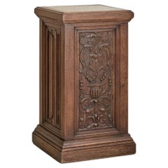 Piedistallo Antique French in rovere intagliato con piano in marmo