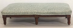 Ottoman ancien en chêne sculpté français, tapissé de léopard céladon