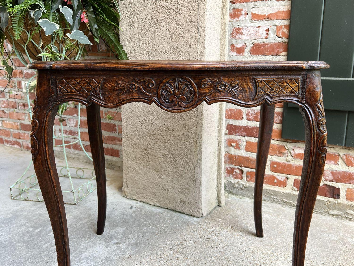 Antique French Carved Oak Sofa Side Lamp Table Serpentine Louis XV Nightstand In Good Condition For Sale In Shreveport, LA