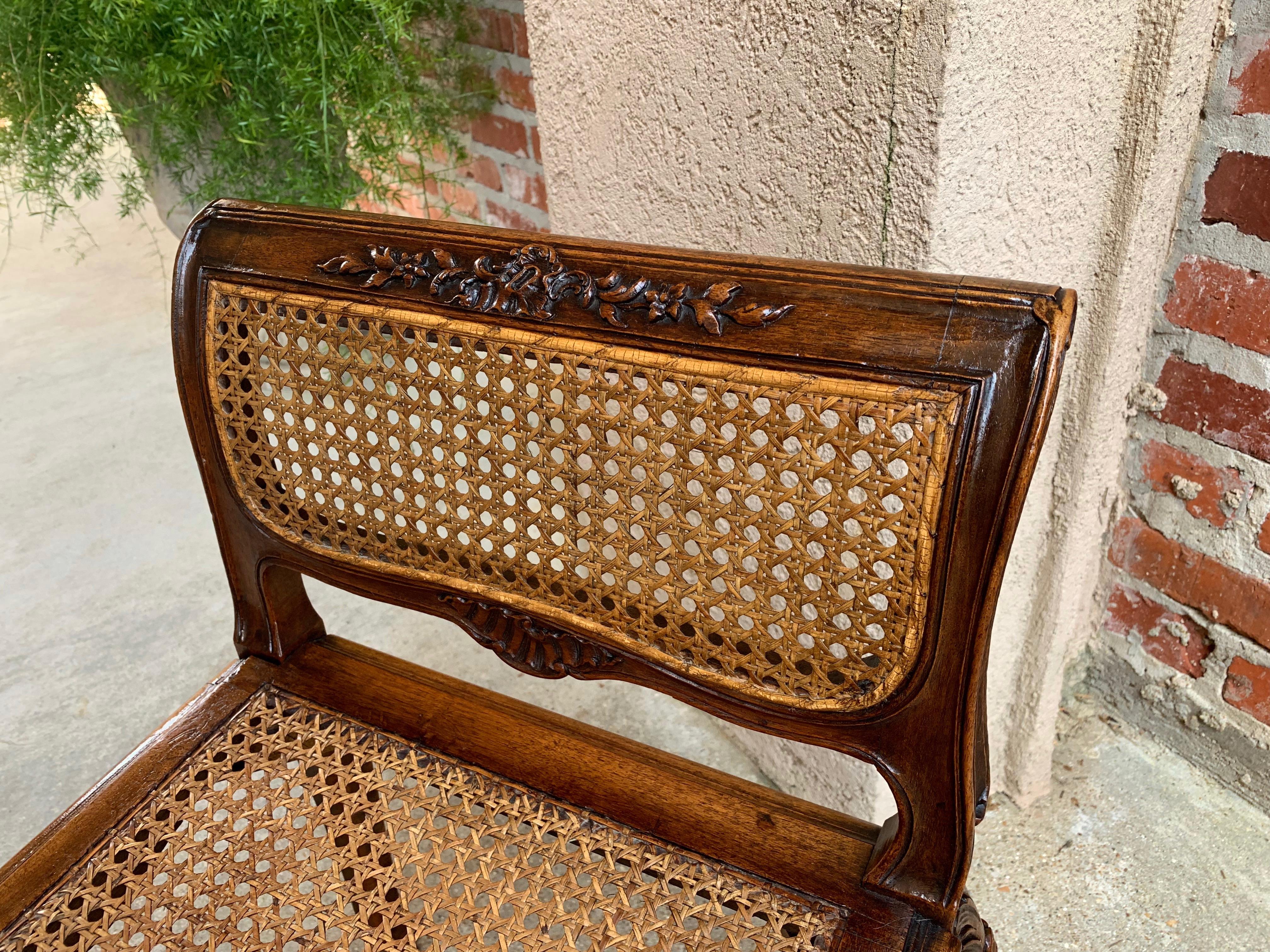 Ancienne chaise de coiffeuse française sculptée en chêne, siège canné Louis XV vers 1890 en vente 4