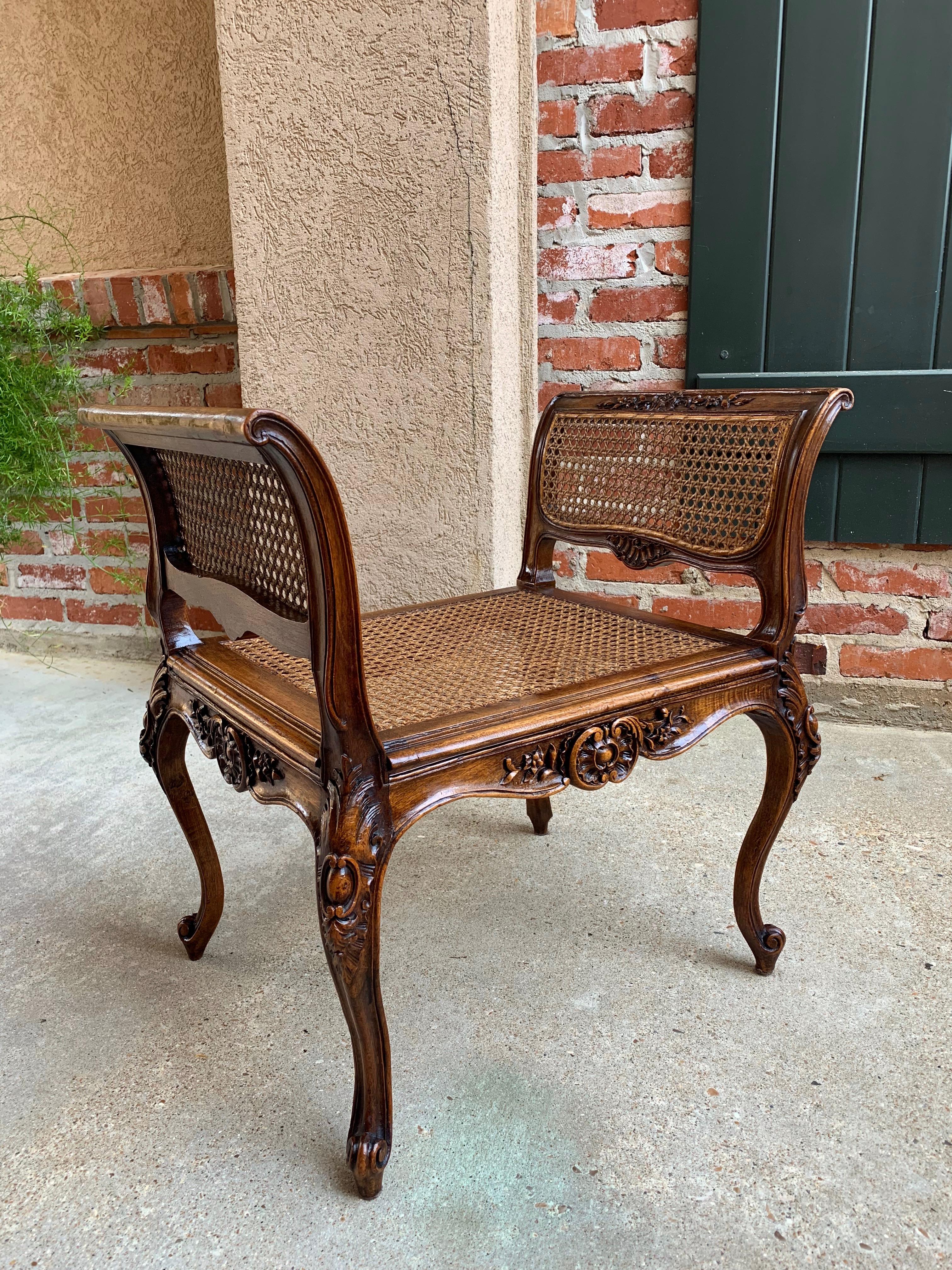 Français Ancienne chaise de coiffeuse française sculptée en chêne, siège canné Louis XV vers 1890 en vente