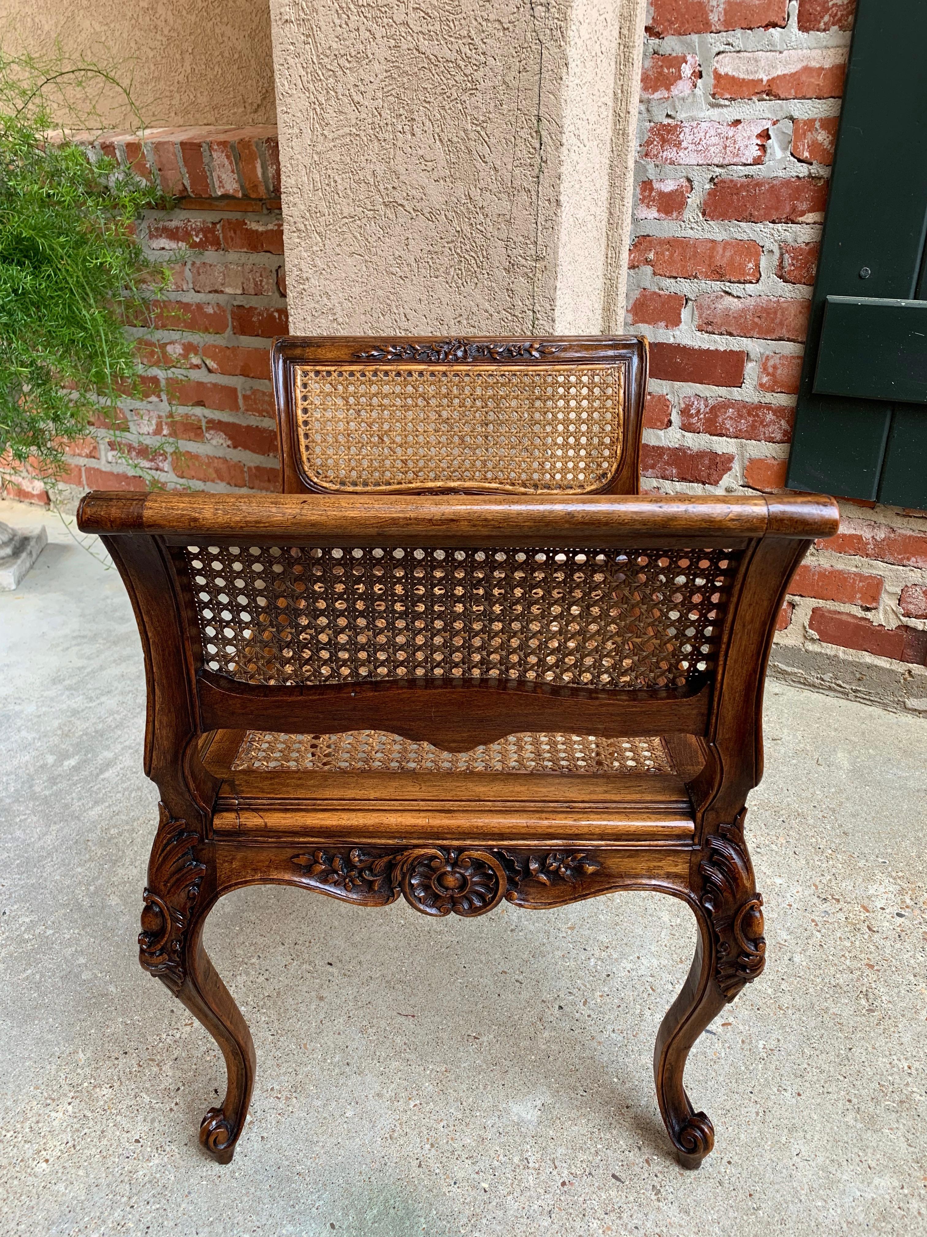 Canne Ancienne chaise de coiffeuse française sculptée en chêne, siège canné Louis XV vers 1890 en vente