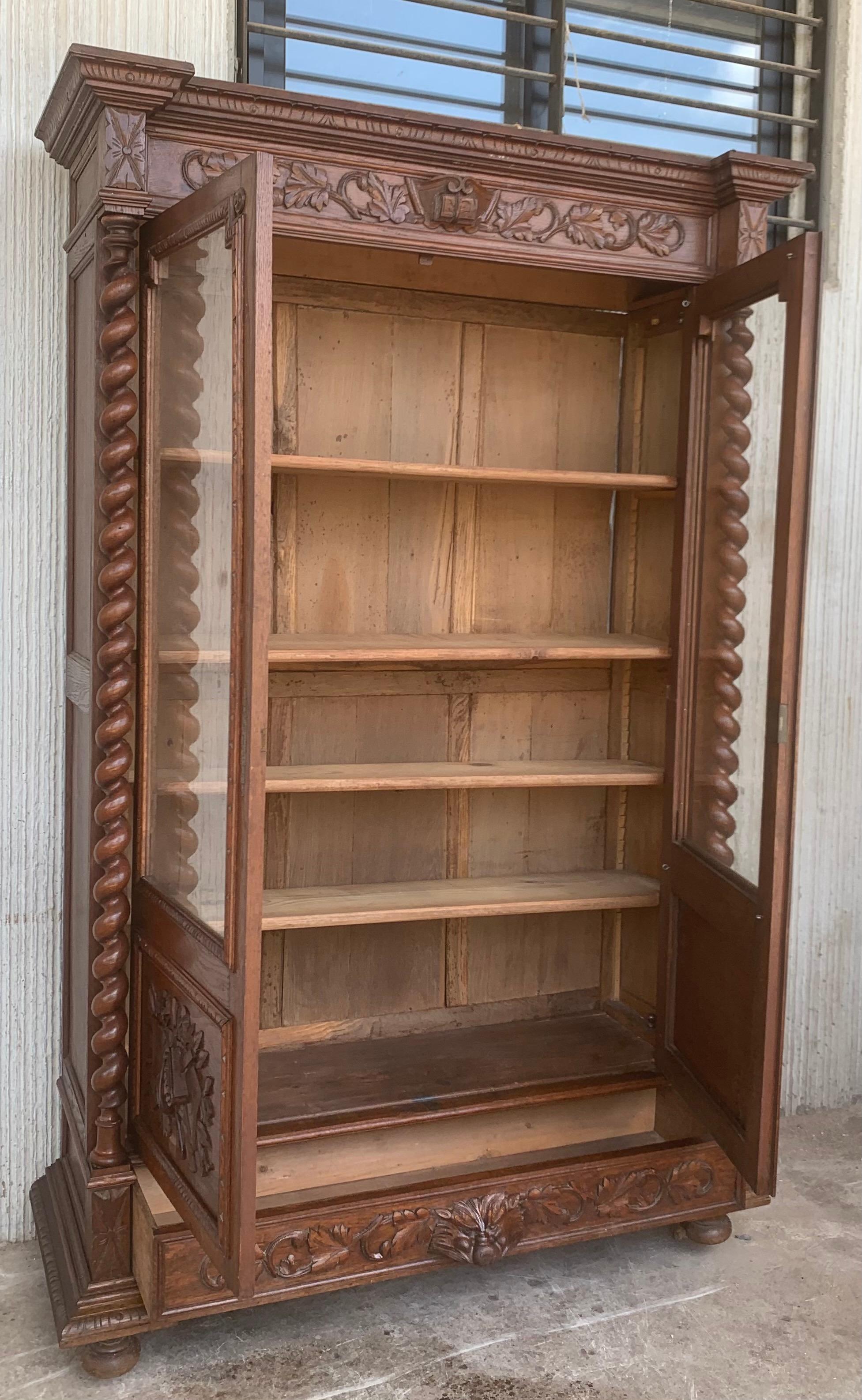 Antiker französischer geschnitzter Vitrine-Schrank/Bücherregal aus Eiche, Barley Twist Renaissance (Französisch) im Angebot