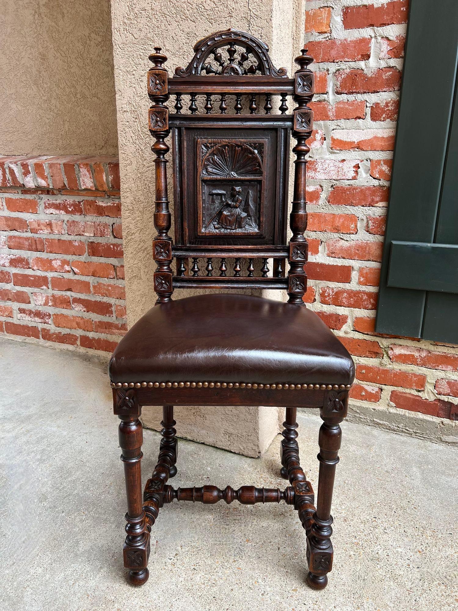 Secrétaire et chaise de bureau français antique en chêne sculpté de Breton Brittany set en vente 2