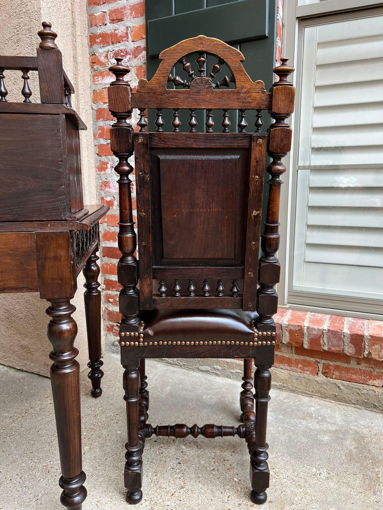 Secrétaire et chaise de bureau français antique en chêne sculpté de Breton Brittany set en vente 3