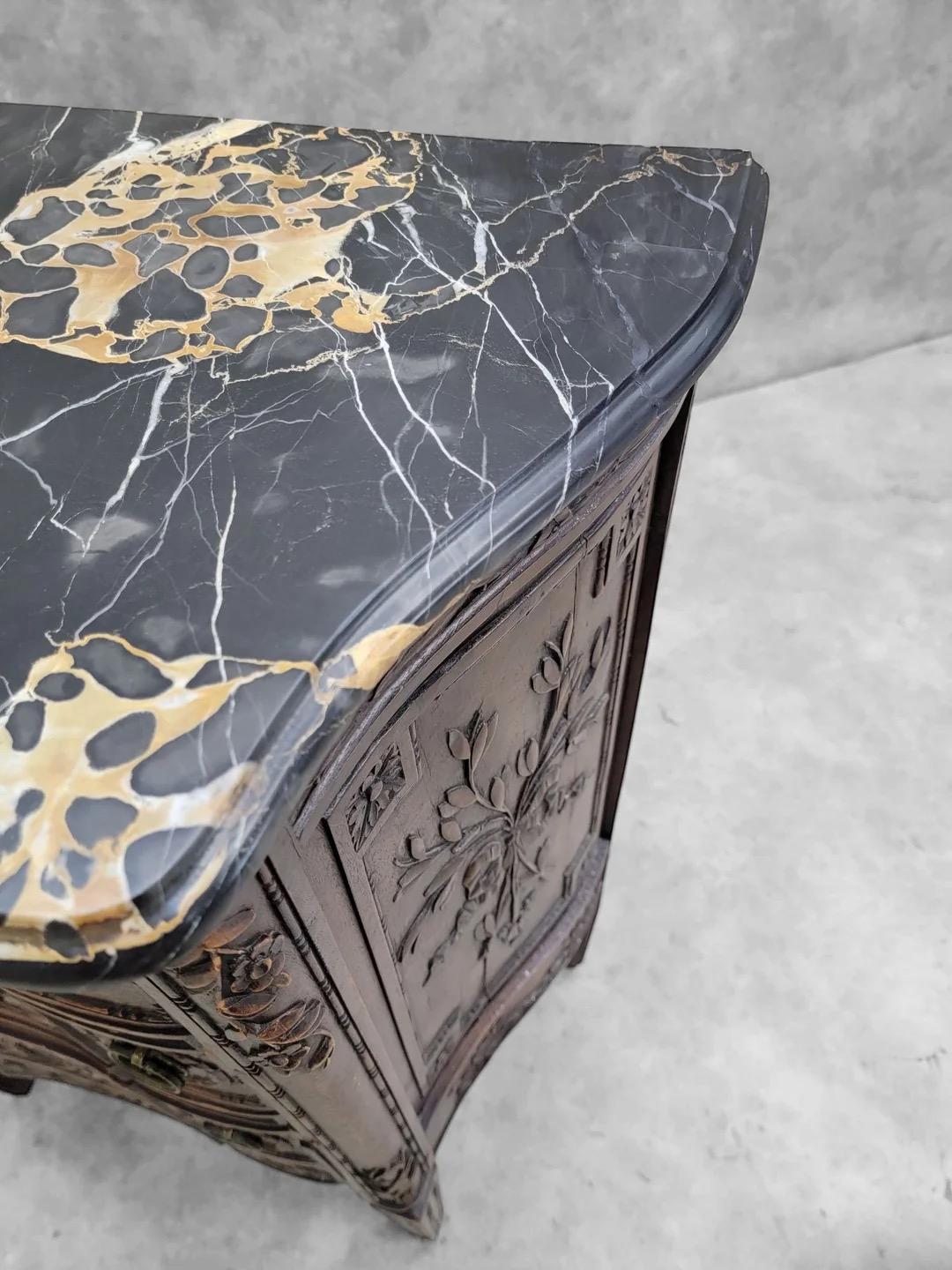 Ancienne commode française sculptée et ornée de tiroirs avec dessus en marbre en vente 3