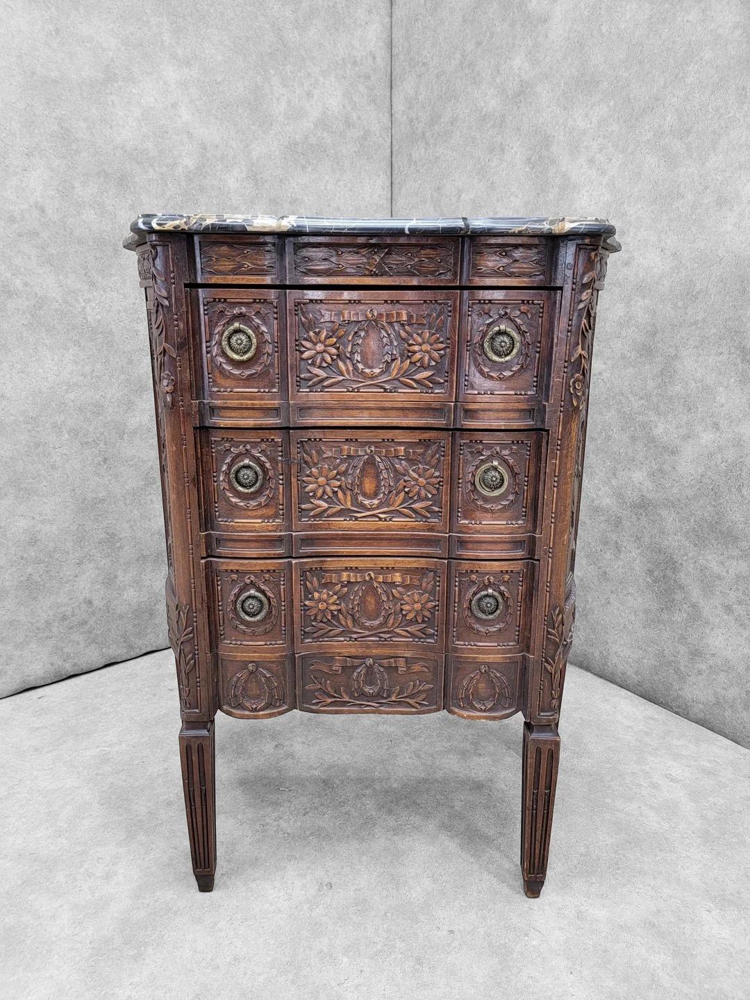 Ancienne commode française sculptée et ornée de tiroirs avec dessus en marbre en vente 4