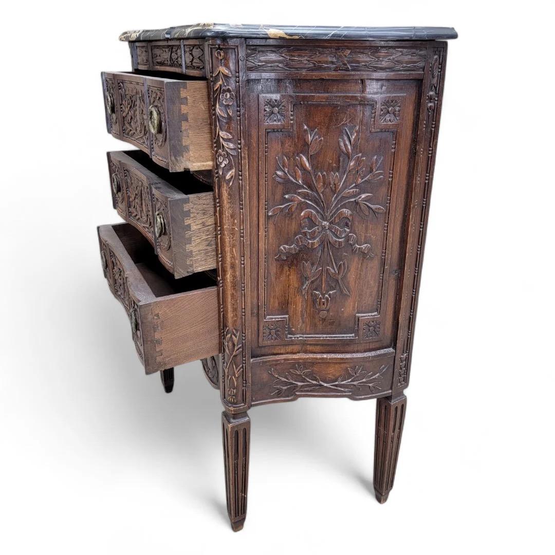 Ancienne commode française sculptée et ornée de tiroirs avec dessus en marbre en vente 5