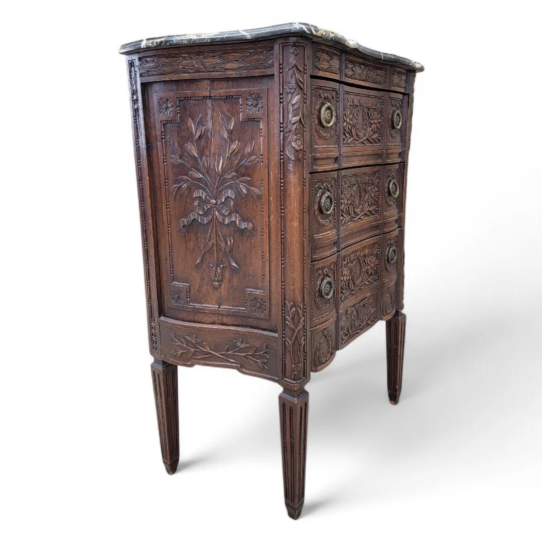 Ancienne commode française sculptée et ornée de tiroirs avec dessus en marbre en vente 6