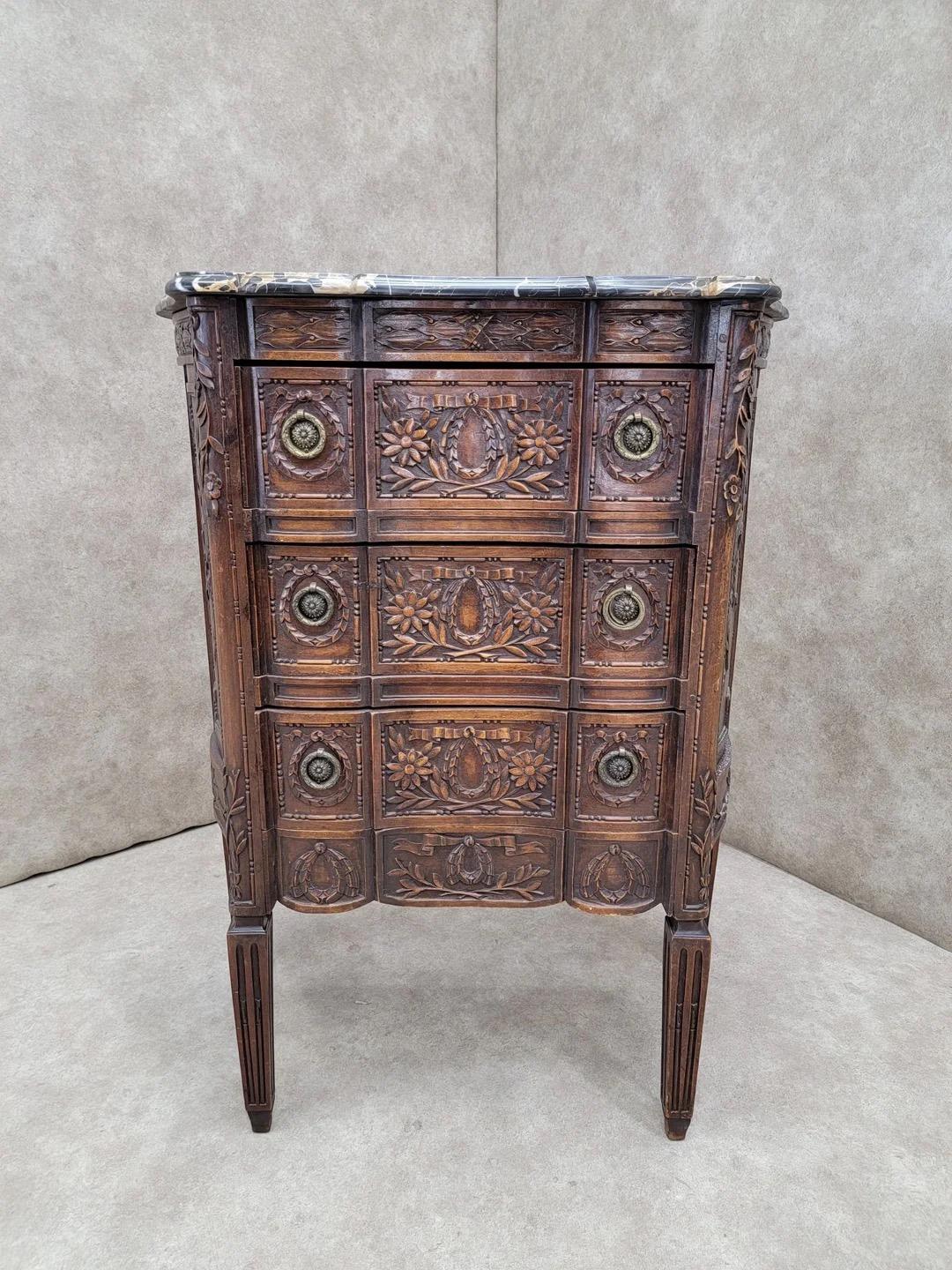 Ancienne commode française sculptée et ornée de tiroirs avec dessus en marbre en vente 7