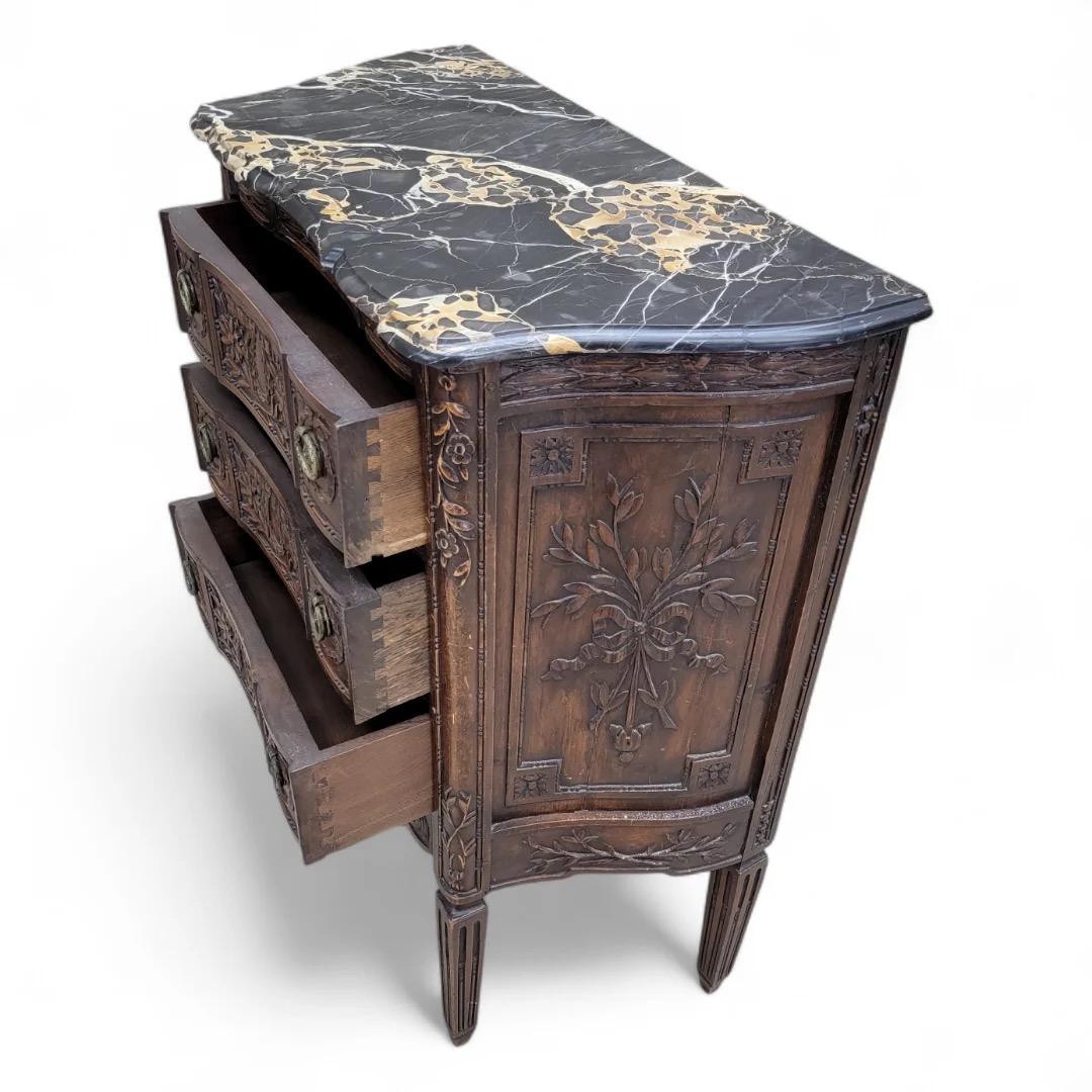 Ancienne commode française sculptée et ornée de tiroirs avec dessus en marbre en vente 8