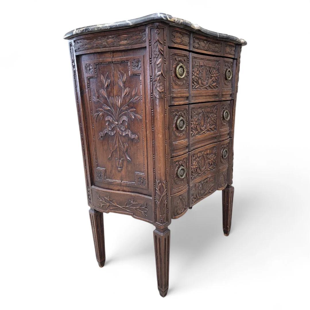 Ancienne commode française sculptée et ornée de tiroirs avec dessus en marbre Bon état - En vente à Chicago, IL