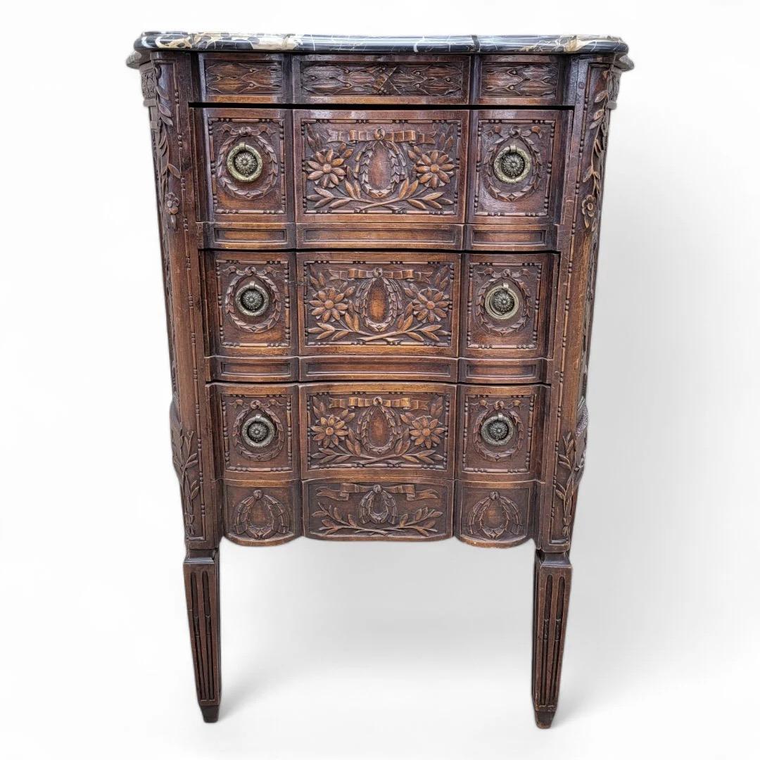 20ième siècle Ancienne commode française sculptée et ornée de tiroirs avec dessus en marbre en vente